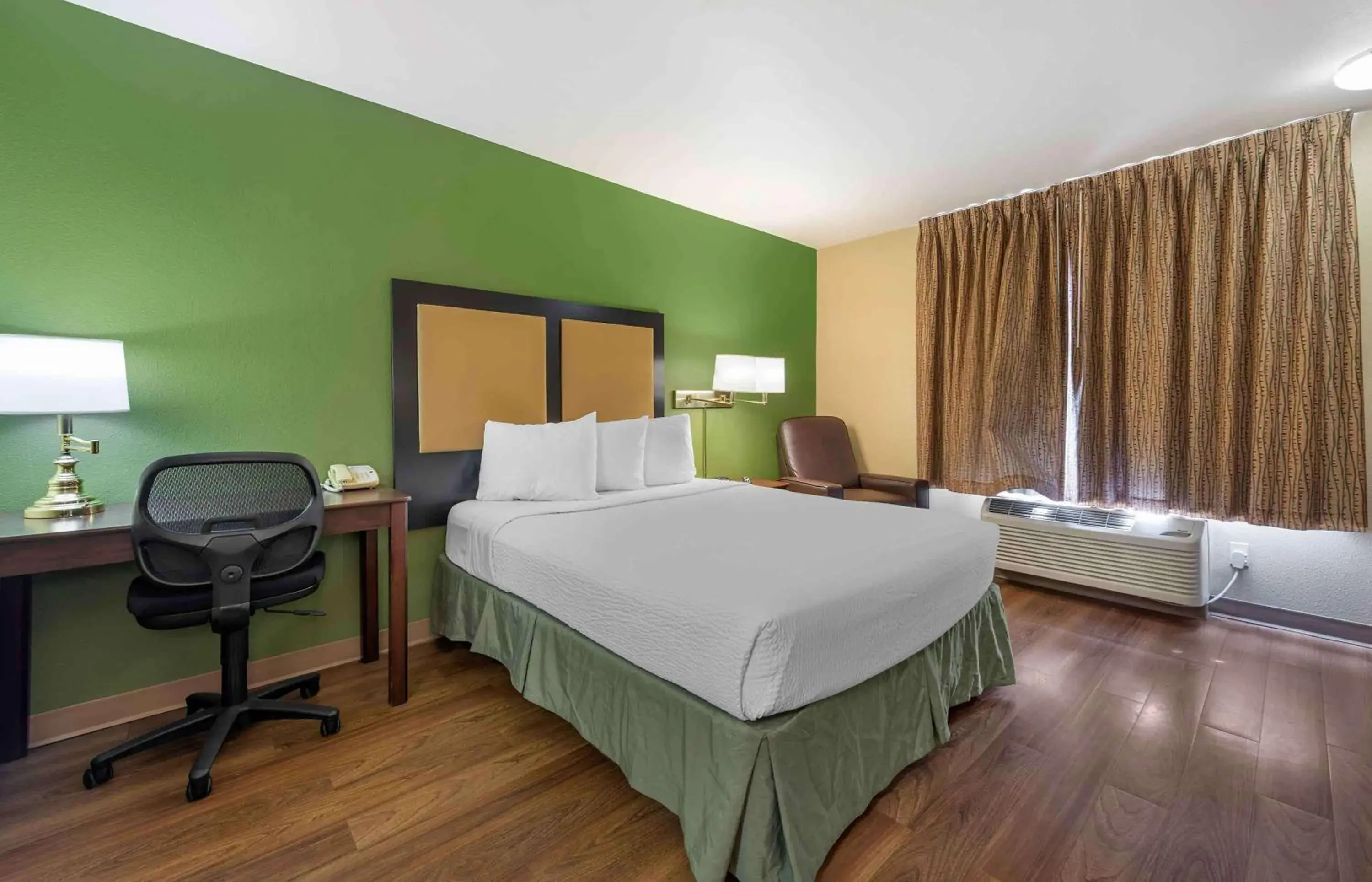 Bedroom, Bed in Extended Stay America Suites - Colorado Springs - West Bedroom, Bed in Extended Stay America Suites - Colorado Springs - West
