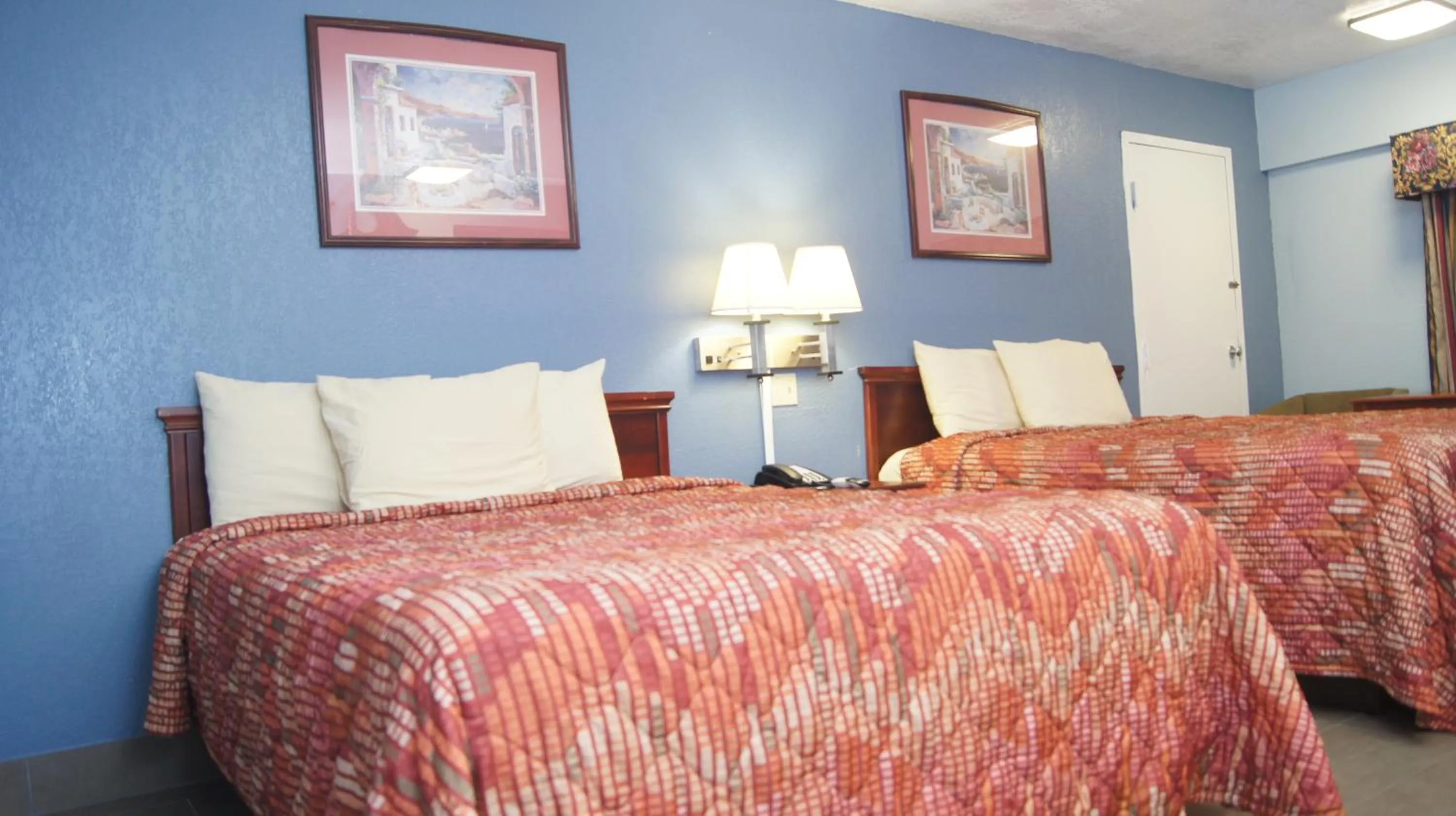 Bedroom, Bed in Holiday Lodge & Suites