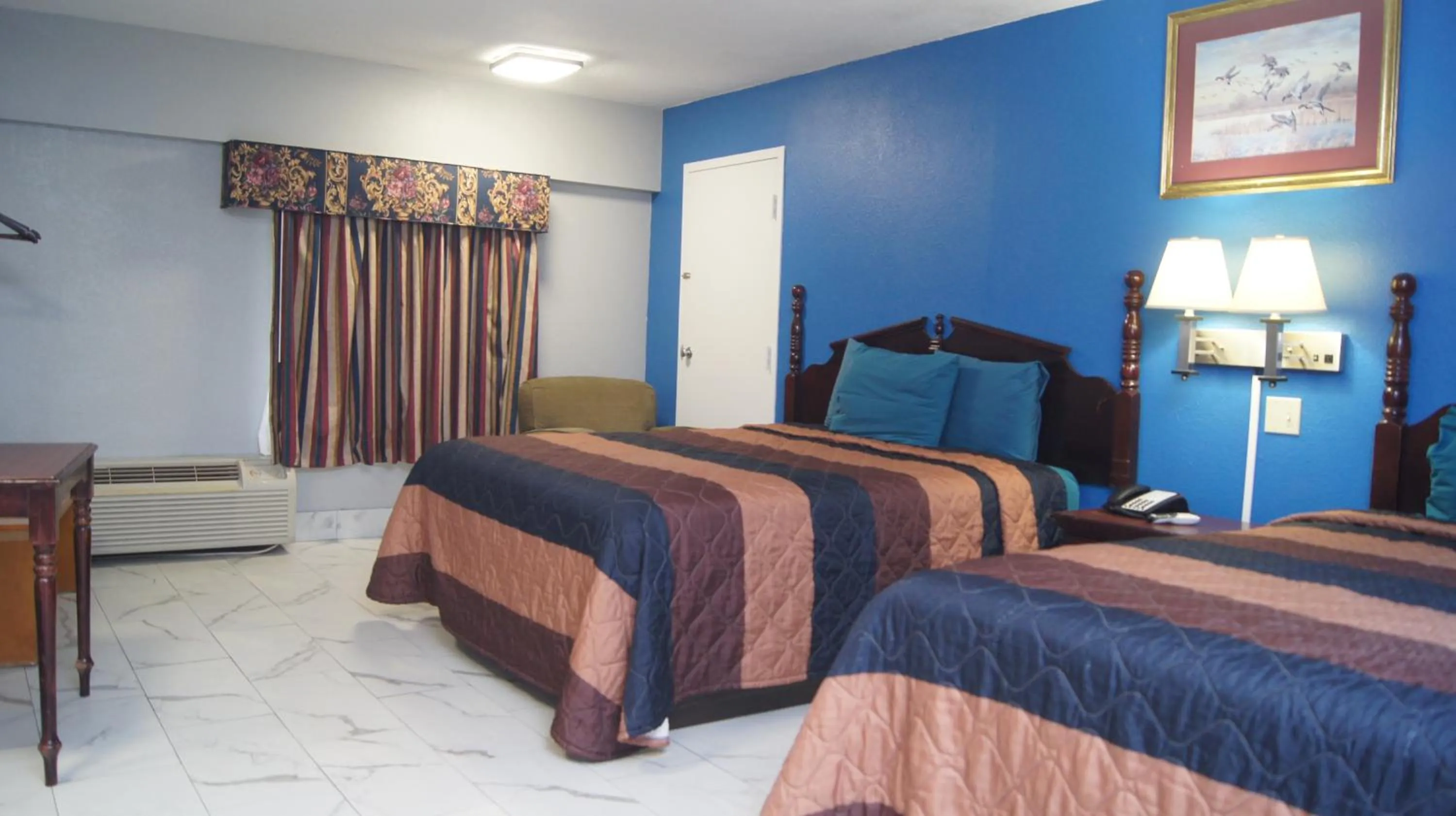 Bedroom, Bed in Holiday Lodge & Suites