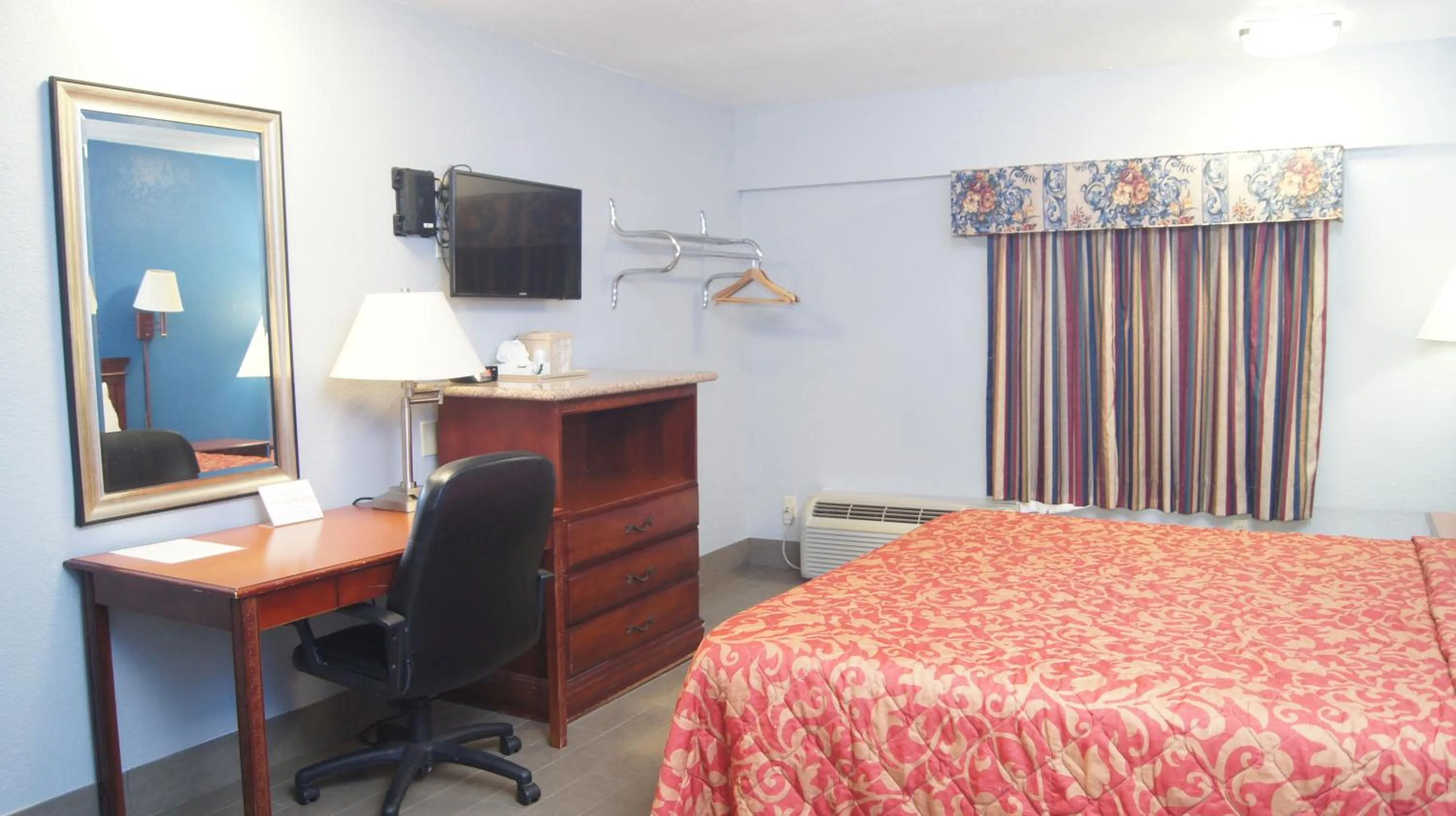 Bedroom, Bed in Holiday Lodge & Suites