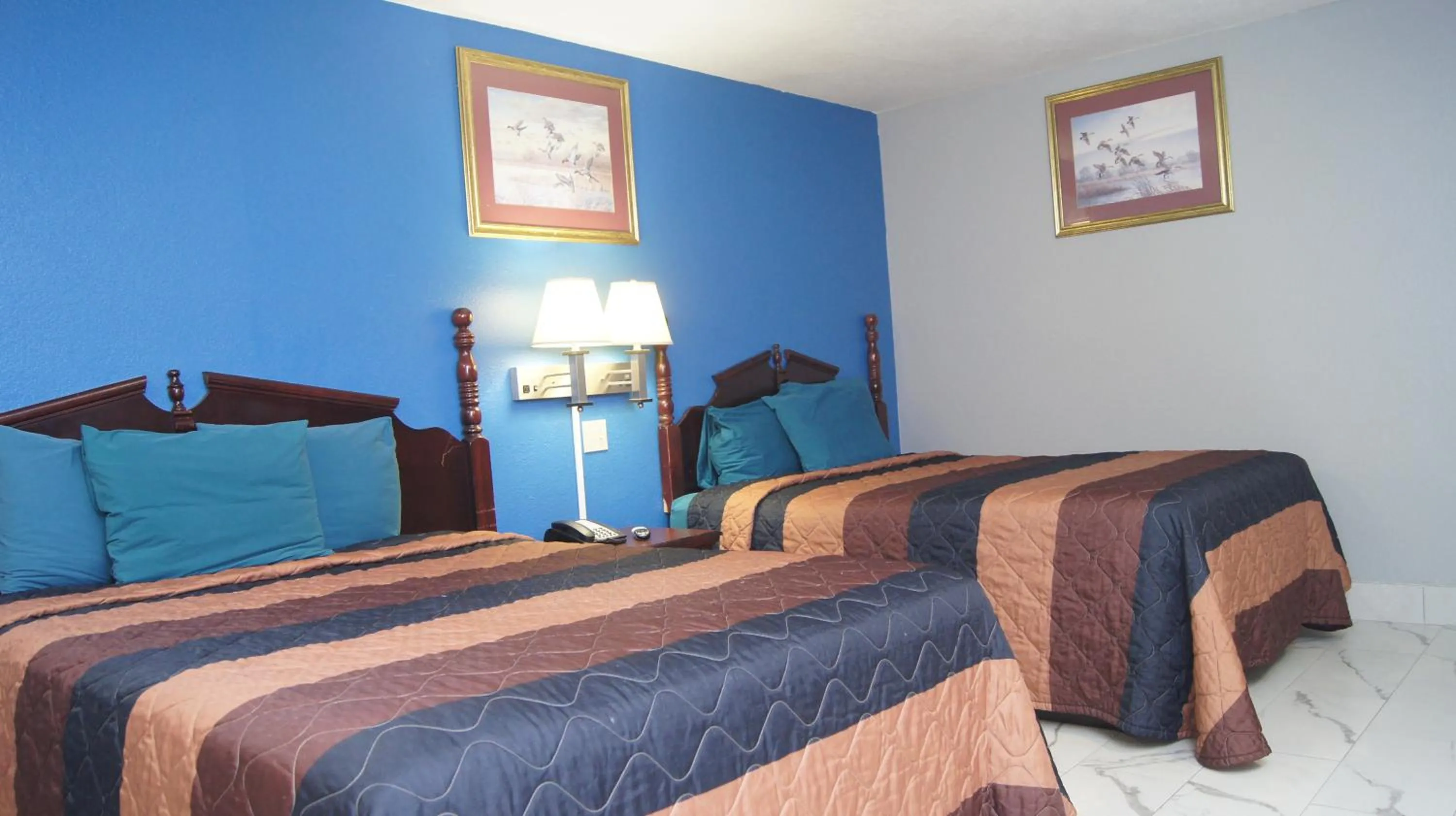 Bedroom, Bed in Holiday Lodge & Suites