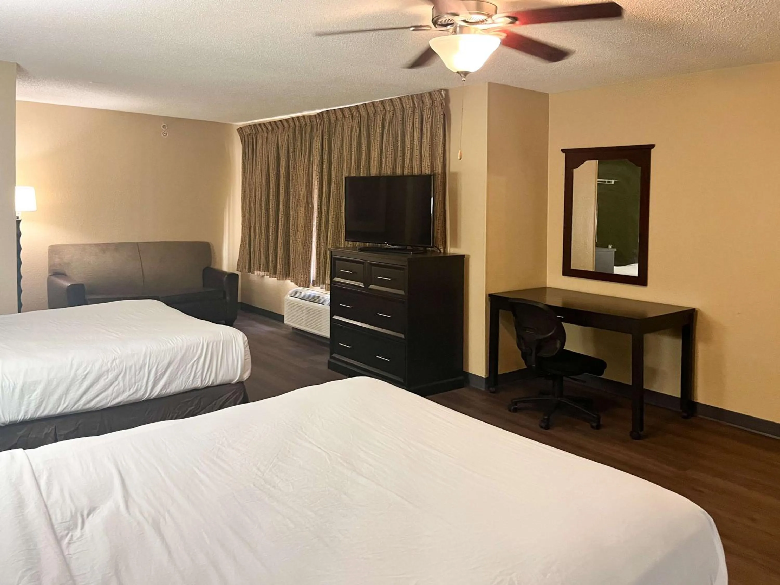 Bedroom, Bed in Studio 6 Memphis, TN East Memphis