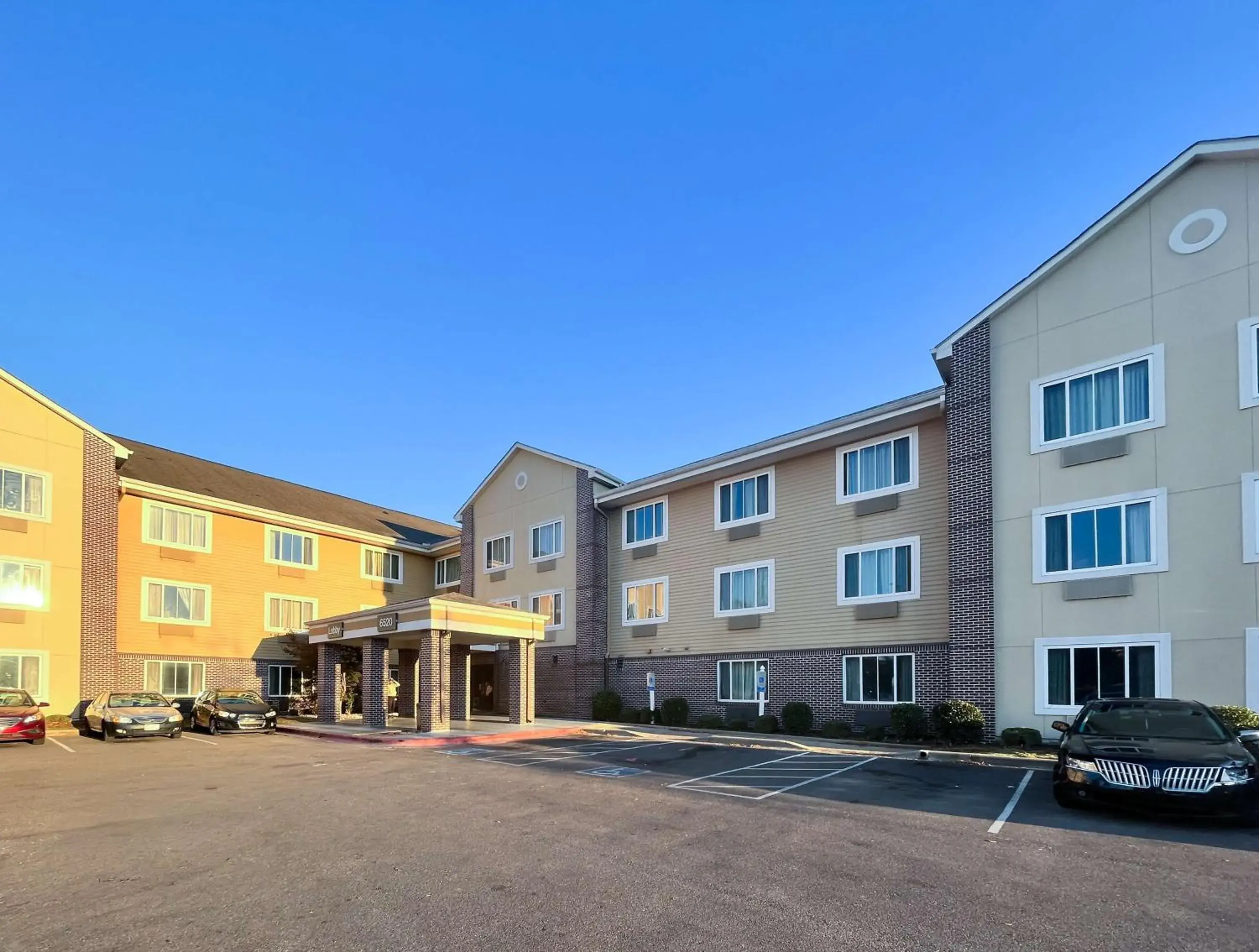 Property building in Studio 6 Memphis, TN East Memphis Property building in Studio 6 Memphis, TN East Memphis