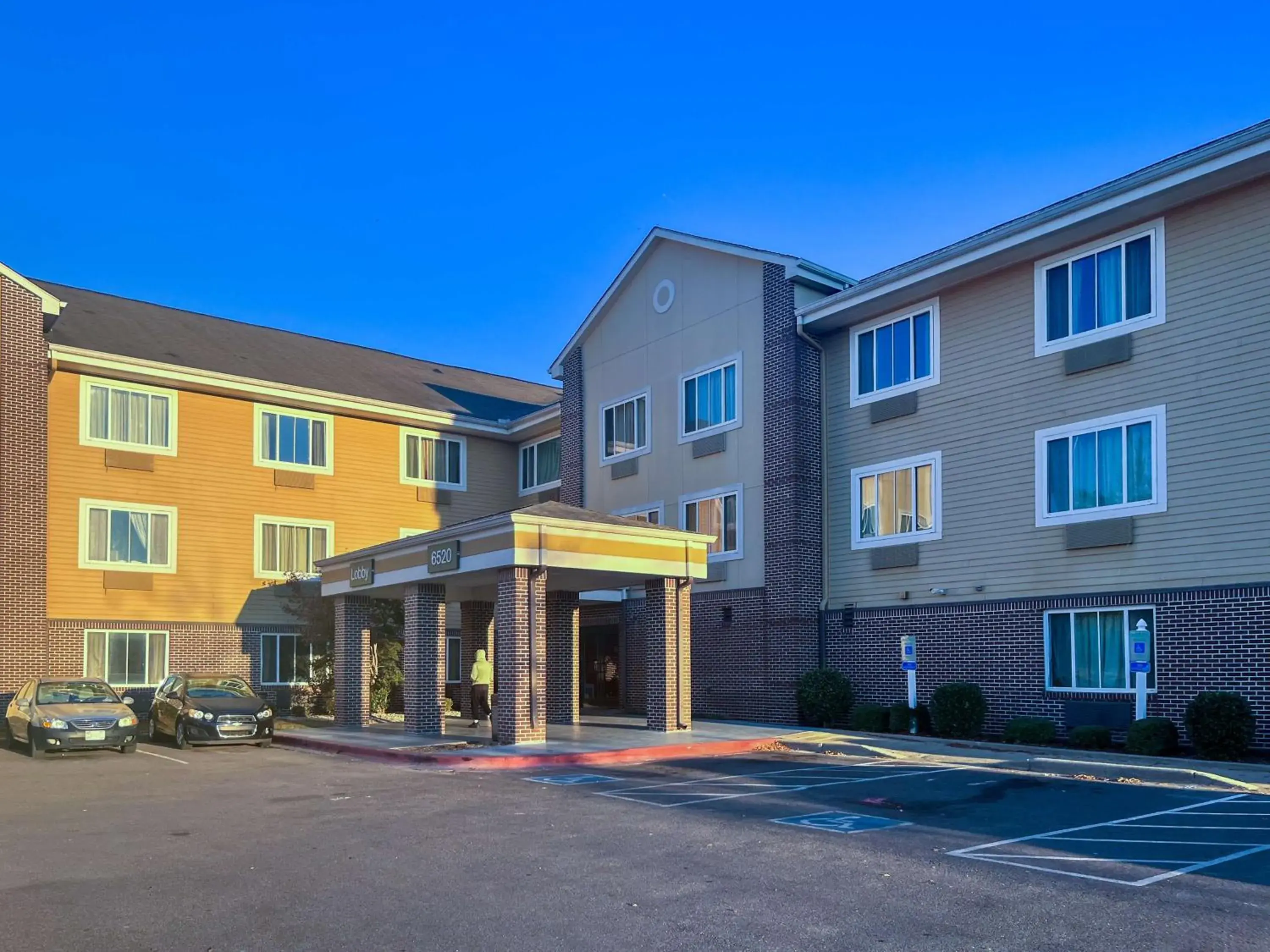 Property building in Studio 6 Memphis, TN East Memphis Property building in Studio 6 Memphis, TN East Memphis