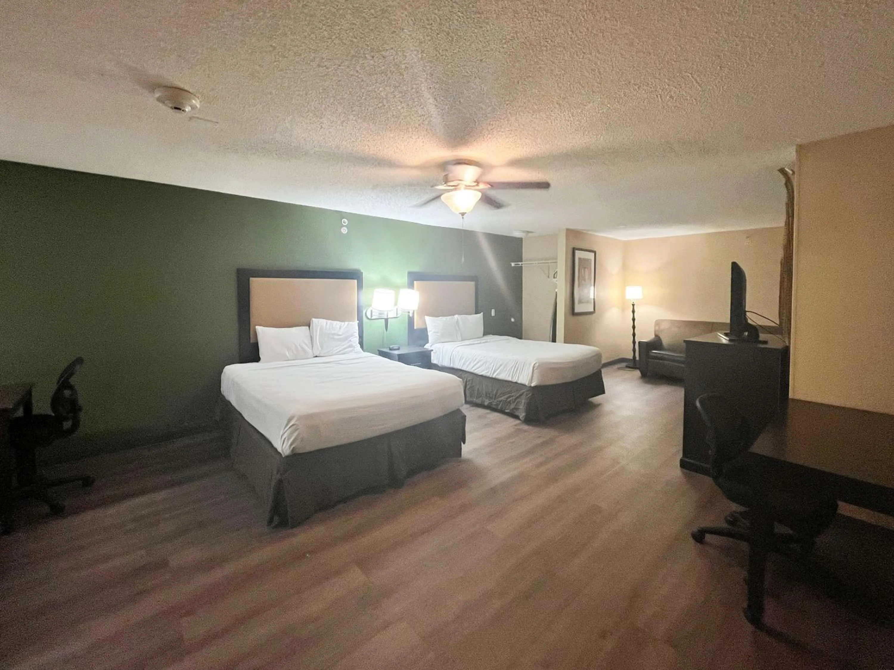 Bedroom, Bed in Studio 6 Memphis, TN East Memphis