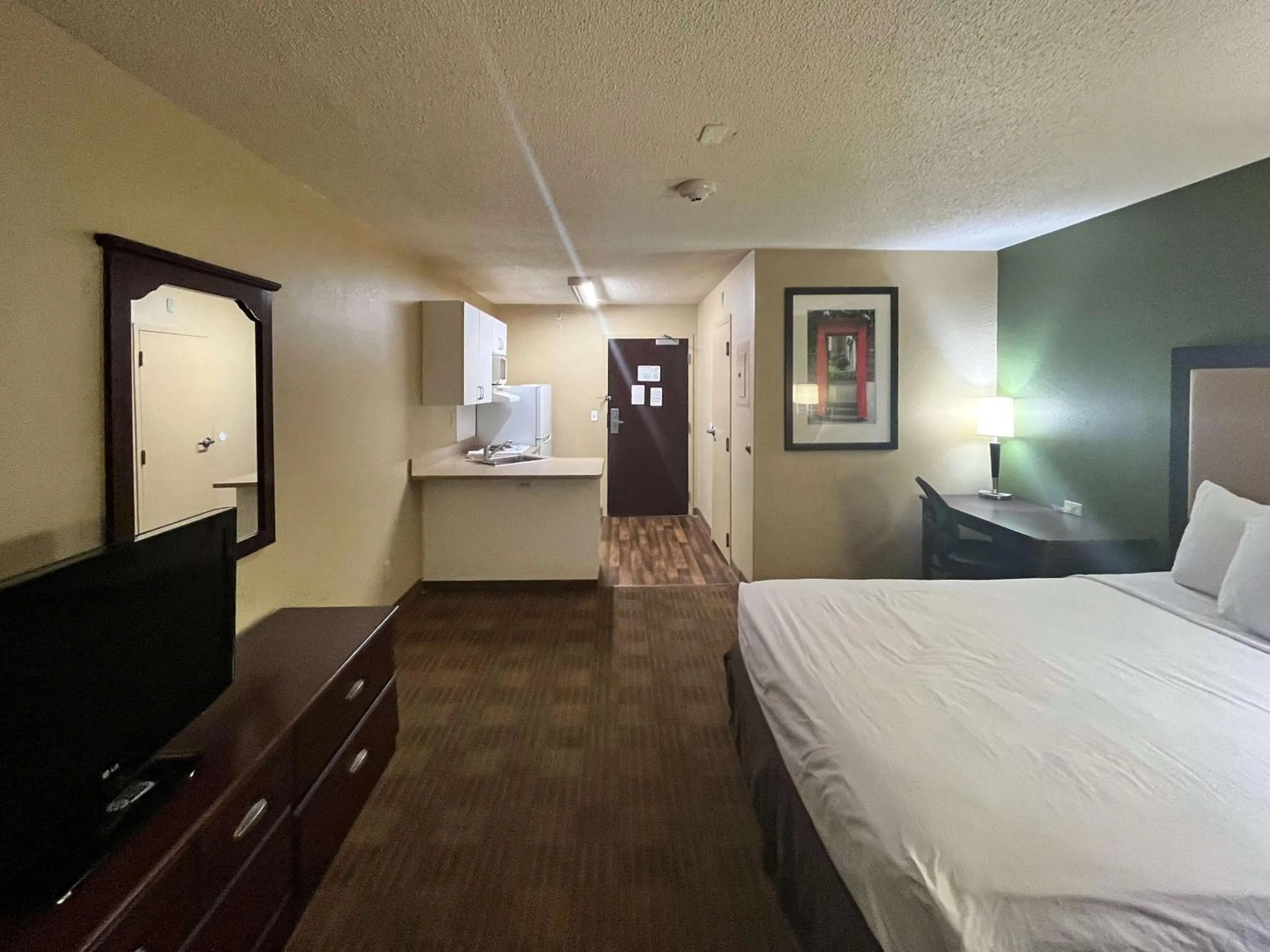 Bedroom, Bed in Studio 6 Memphis, TN East Memphis