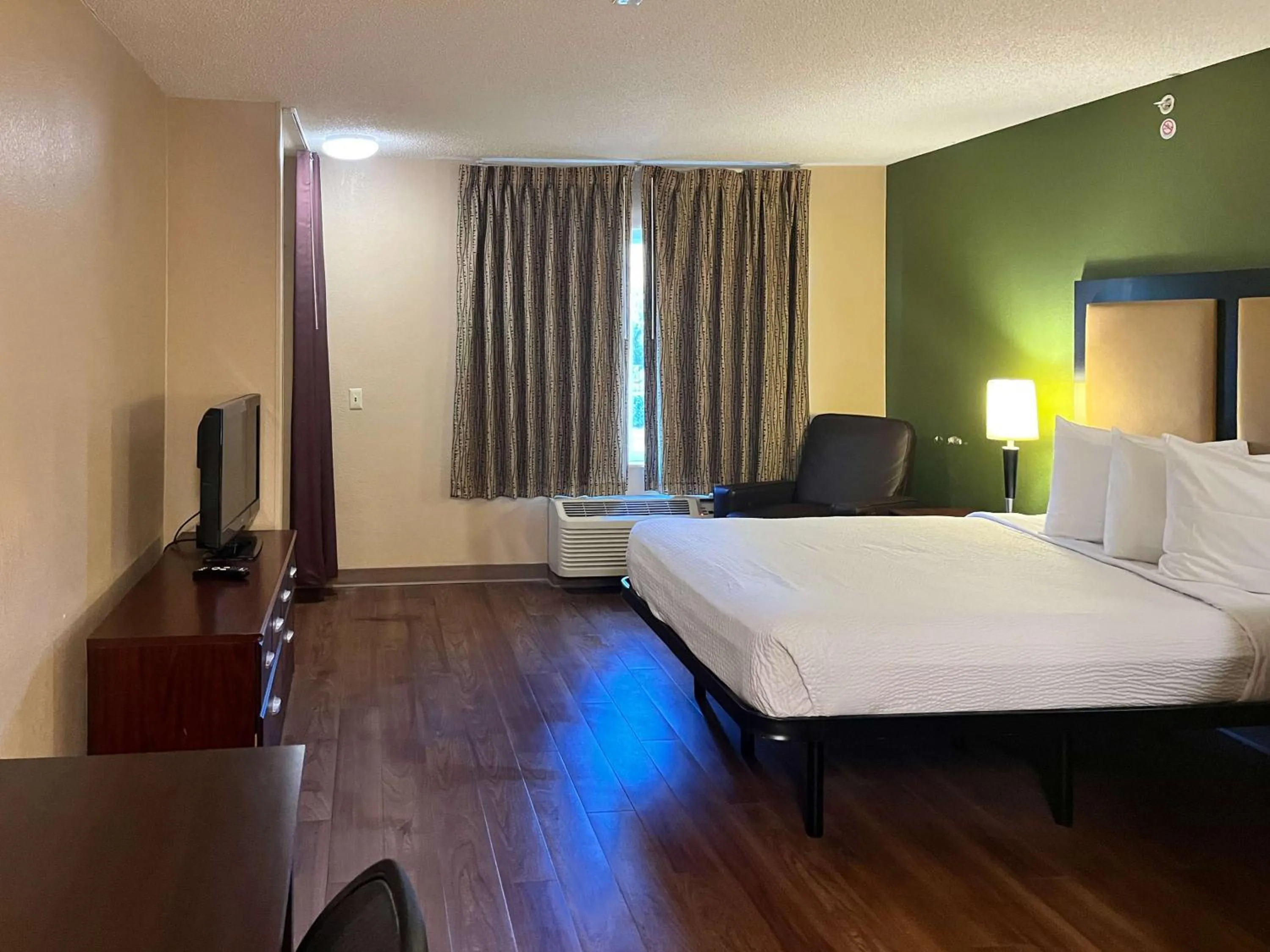 Bedroom, Bed in Studio 6 Memphis, TN East Memphis