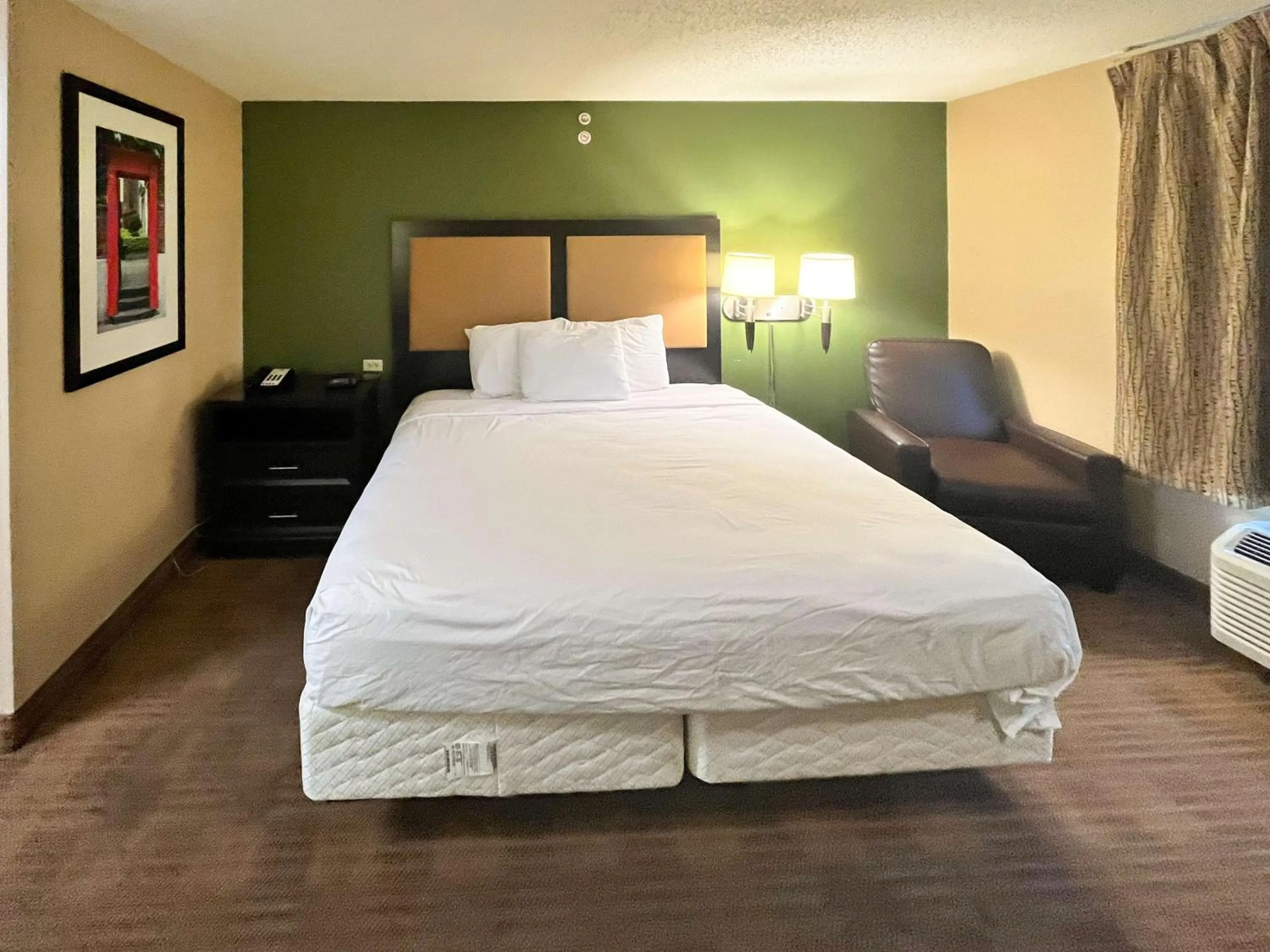 Bedroom, Bed in Studio 6 Memphis, TN East Memphis