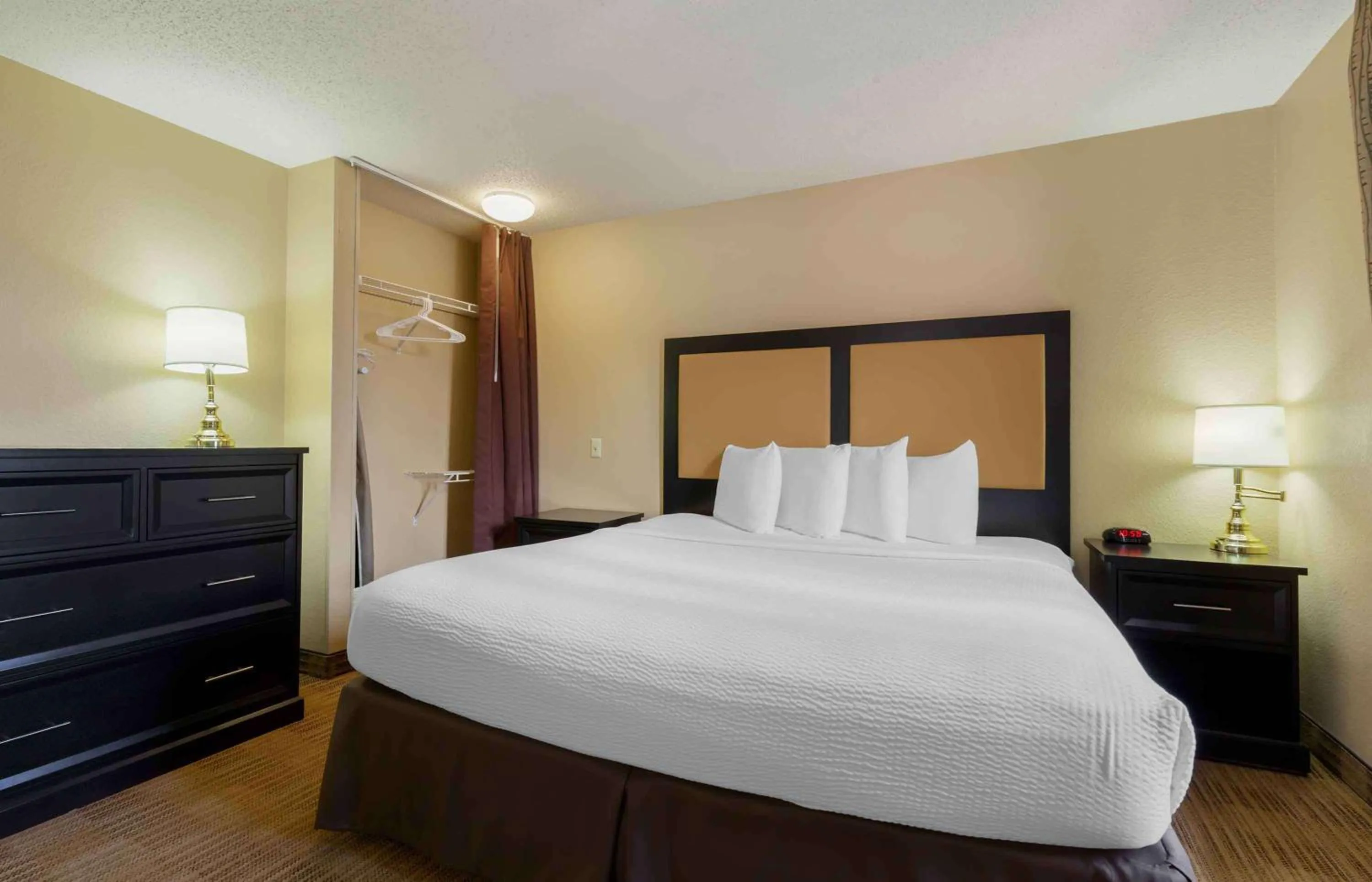 Bedroom, Bed in Extended Stay America Suites - Rockford - I-90