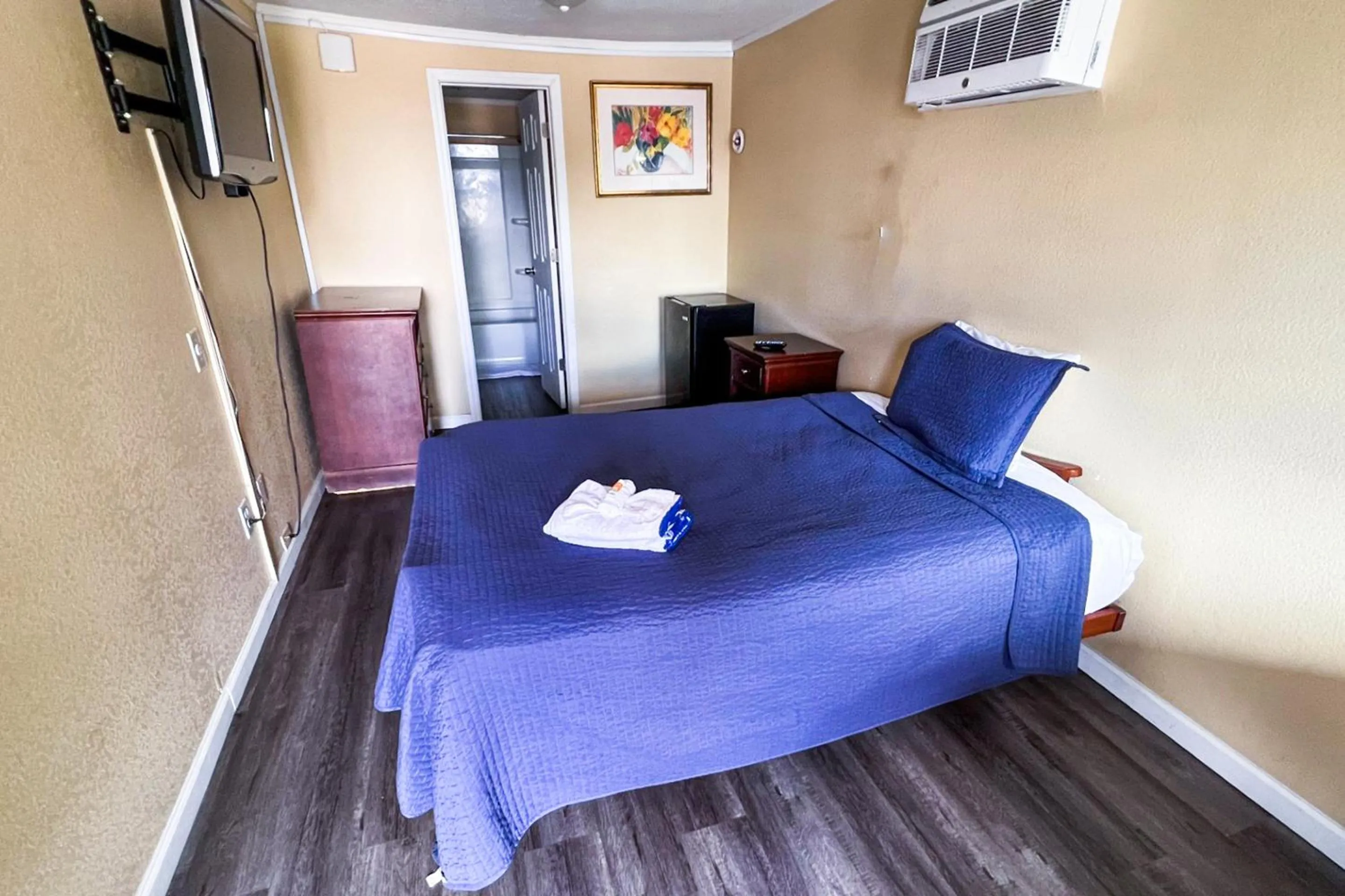 Bedroom in Crepe Myrtle by OYO