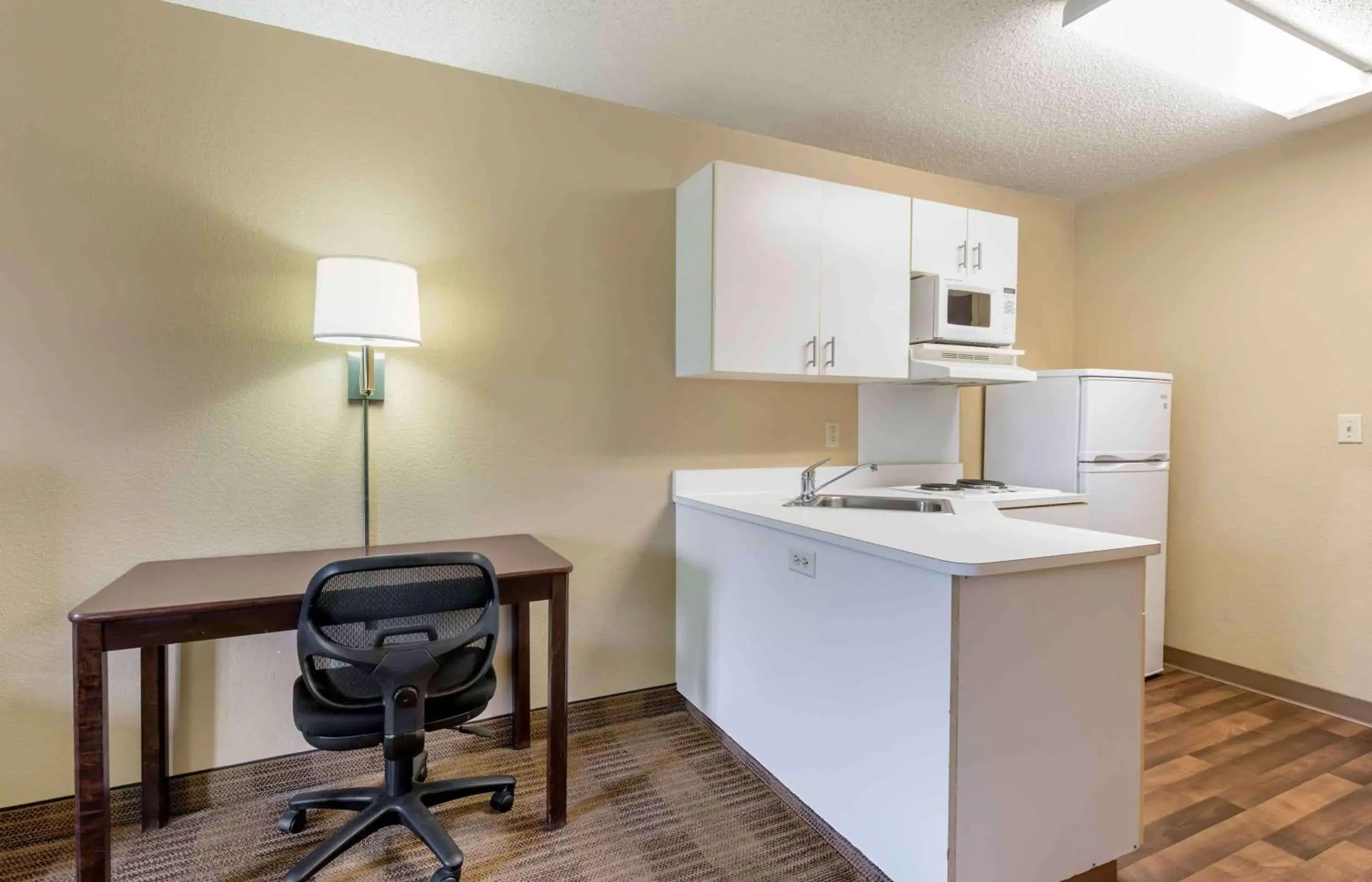 Bedroom, Kitchen/Kitchenette in Extended Stay America Select Suites - Minneapolis - Eden Prairie - Valley View Road