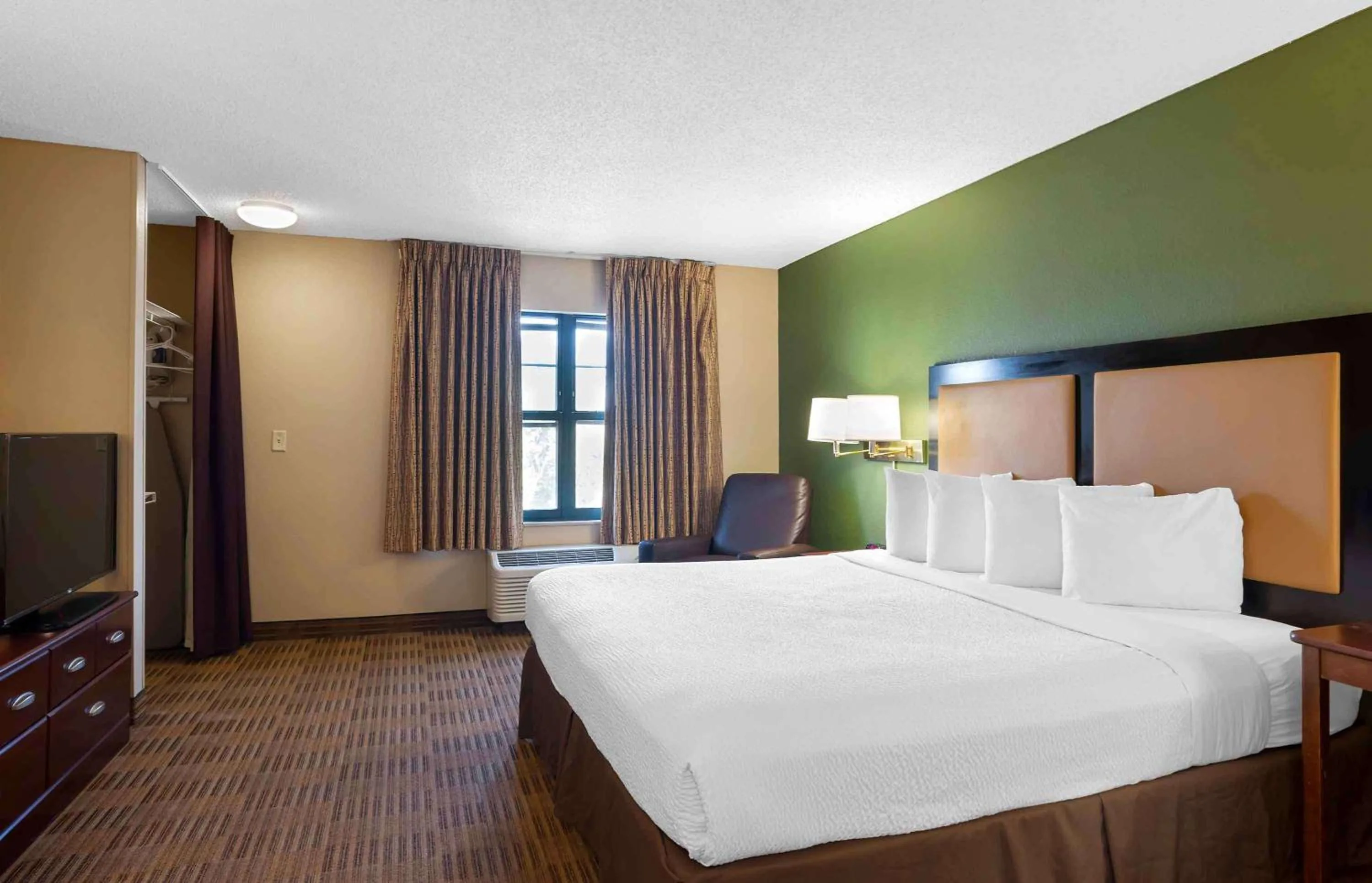 Bedroom in Extended Stay America Select Suites - Minneapolis - Eden Prairie - Valley View Road