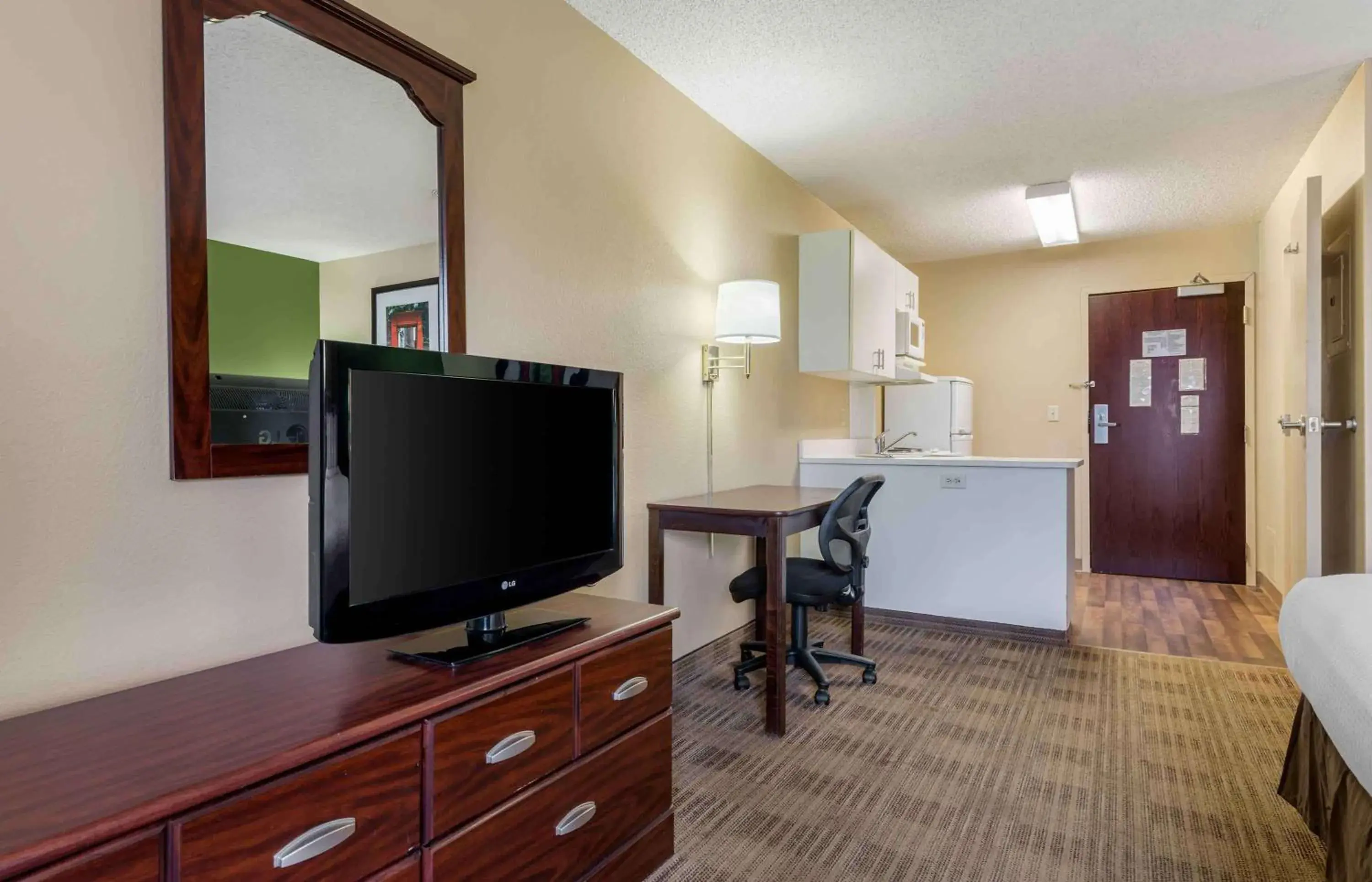 Bedroom, TV/Entertainment Center in Extended Stay America Select Suites - Minneapolis - Eden Prairie - Valley View Road