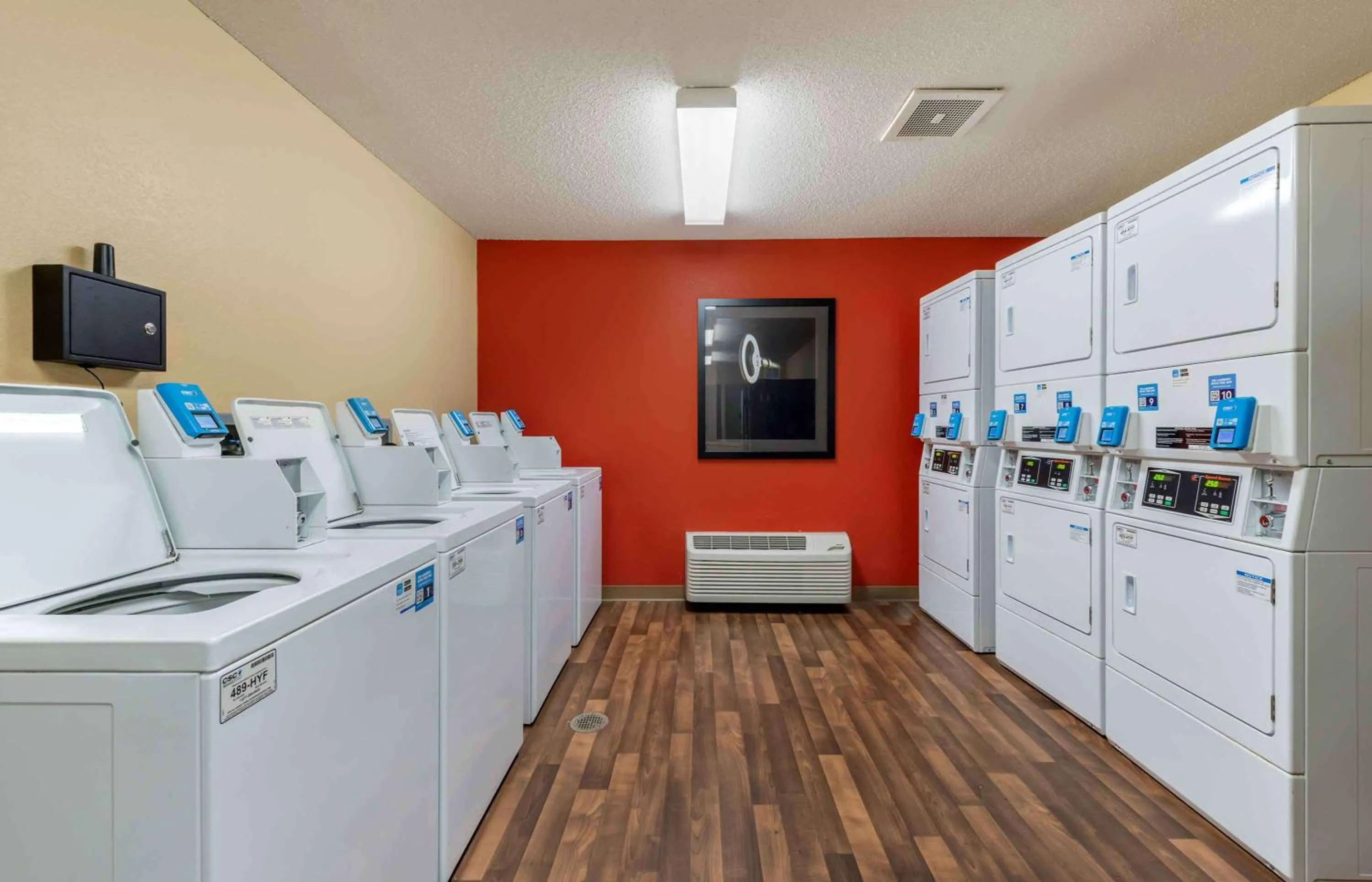 Property building, Kitchen/Kitchenette in Extended Stay America Select Suites - Minneapolis - Eden Prairie - Valley View Road