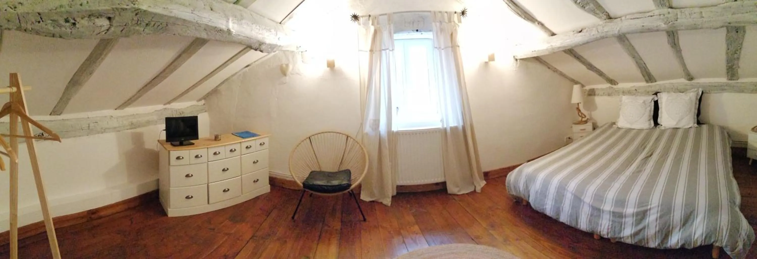 Photo of the whole room, Bed in Douvilla