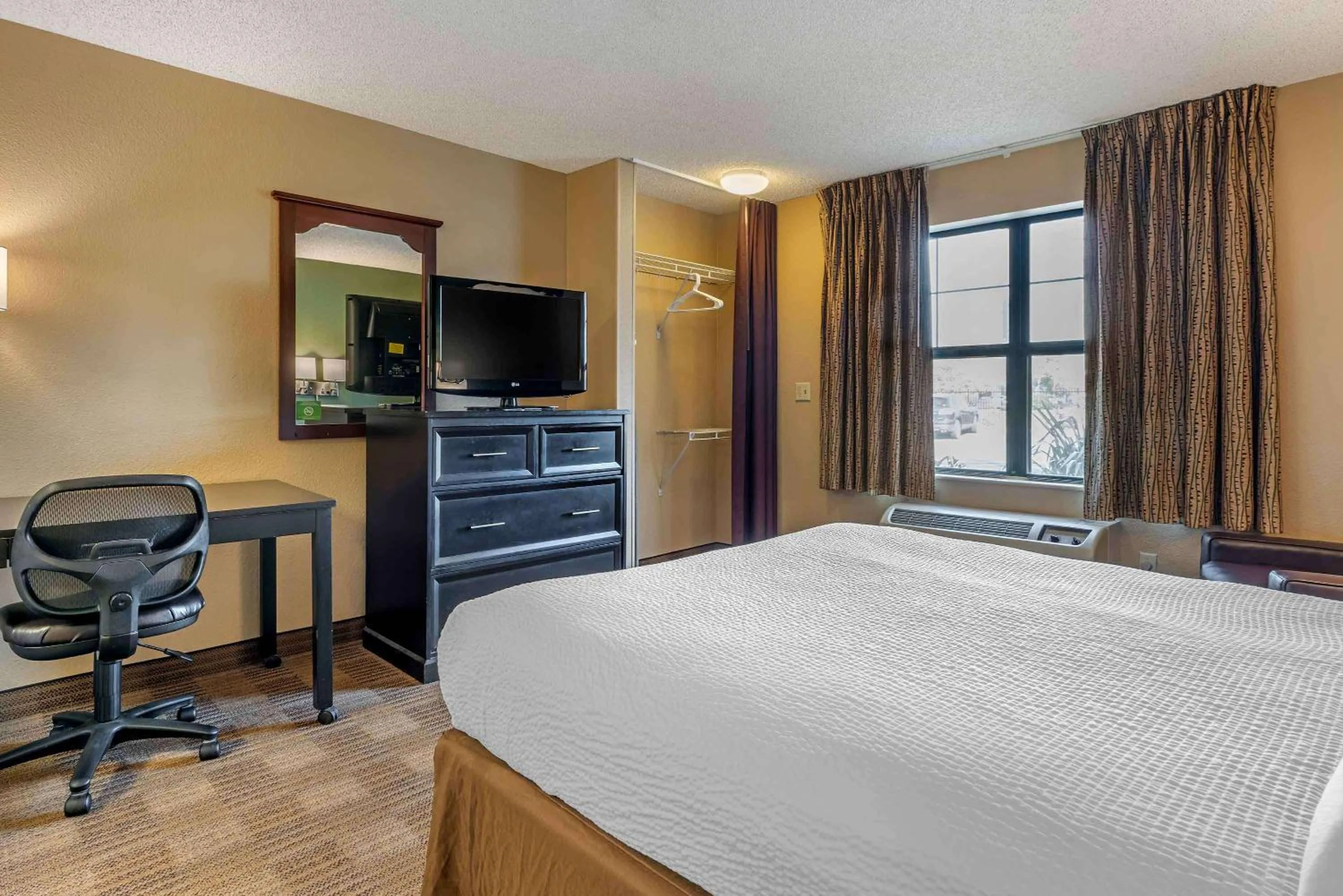 Bedroom, Bed in Extended Stay America Suites - Sacramento - West Sacramento