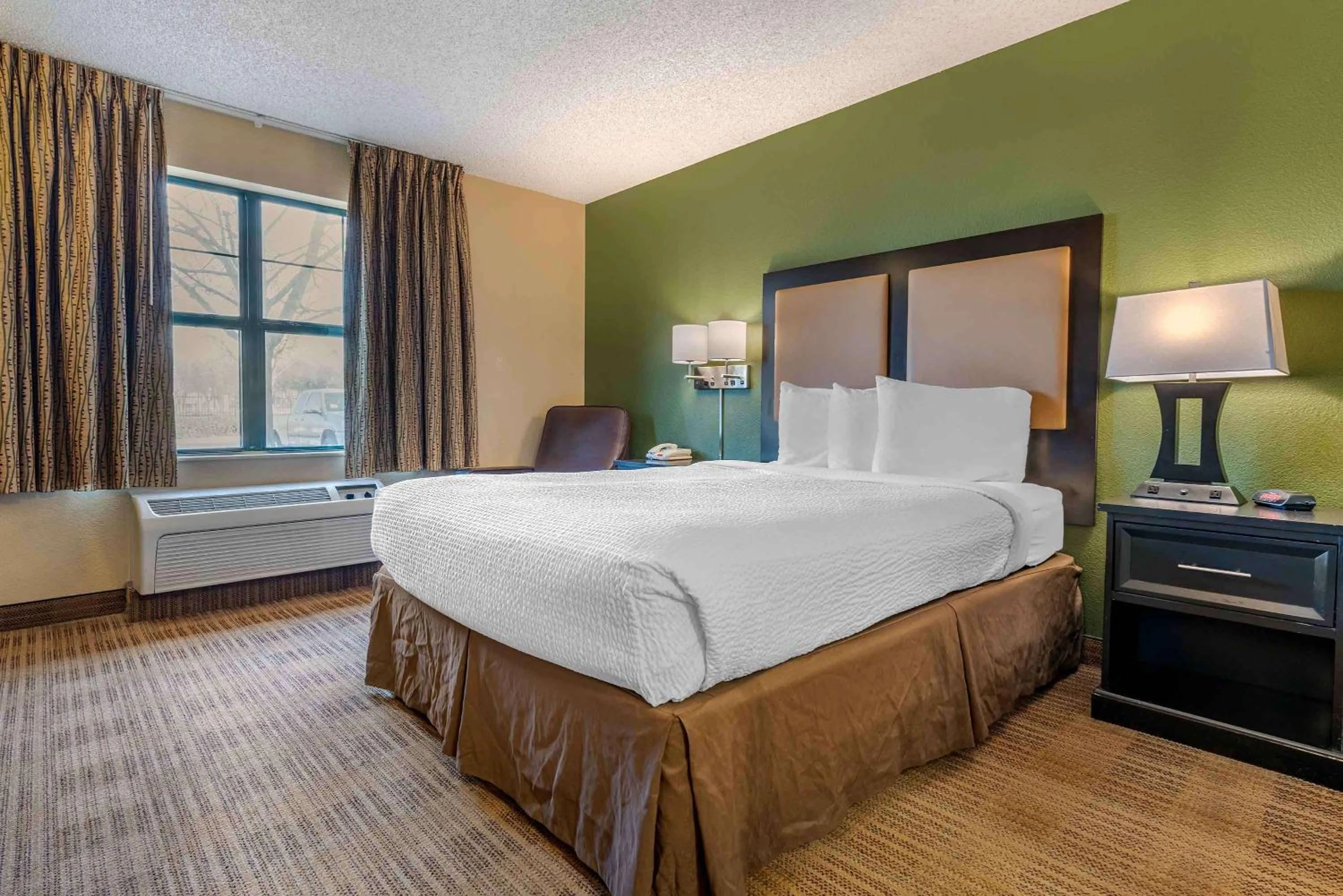 Bedroom, Bed in Extended Stay America Suites - Sacramento - West Sacramento
