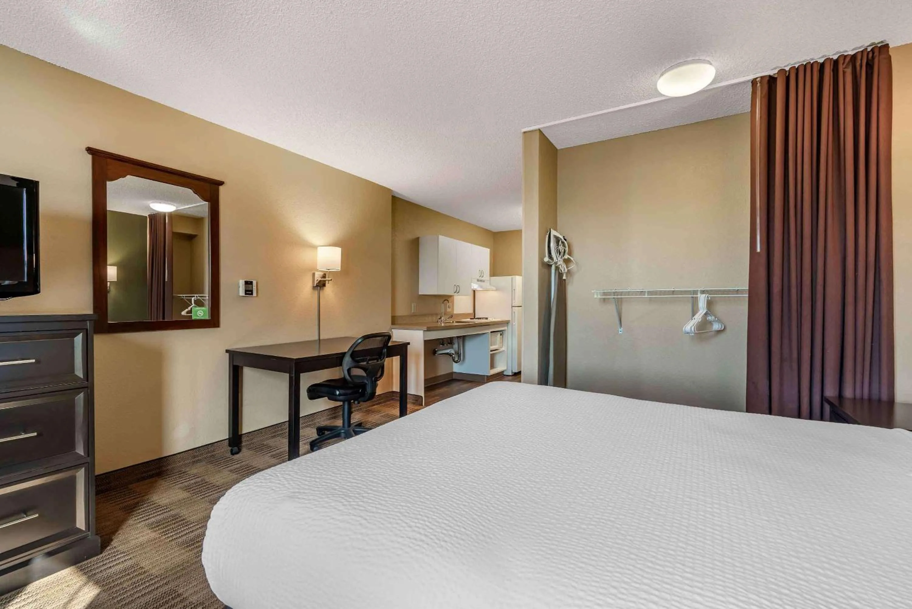 Bedroom, Bed in Extended Stay America Suites - Sacramento - West Sacramento