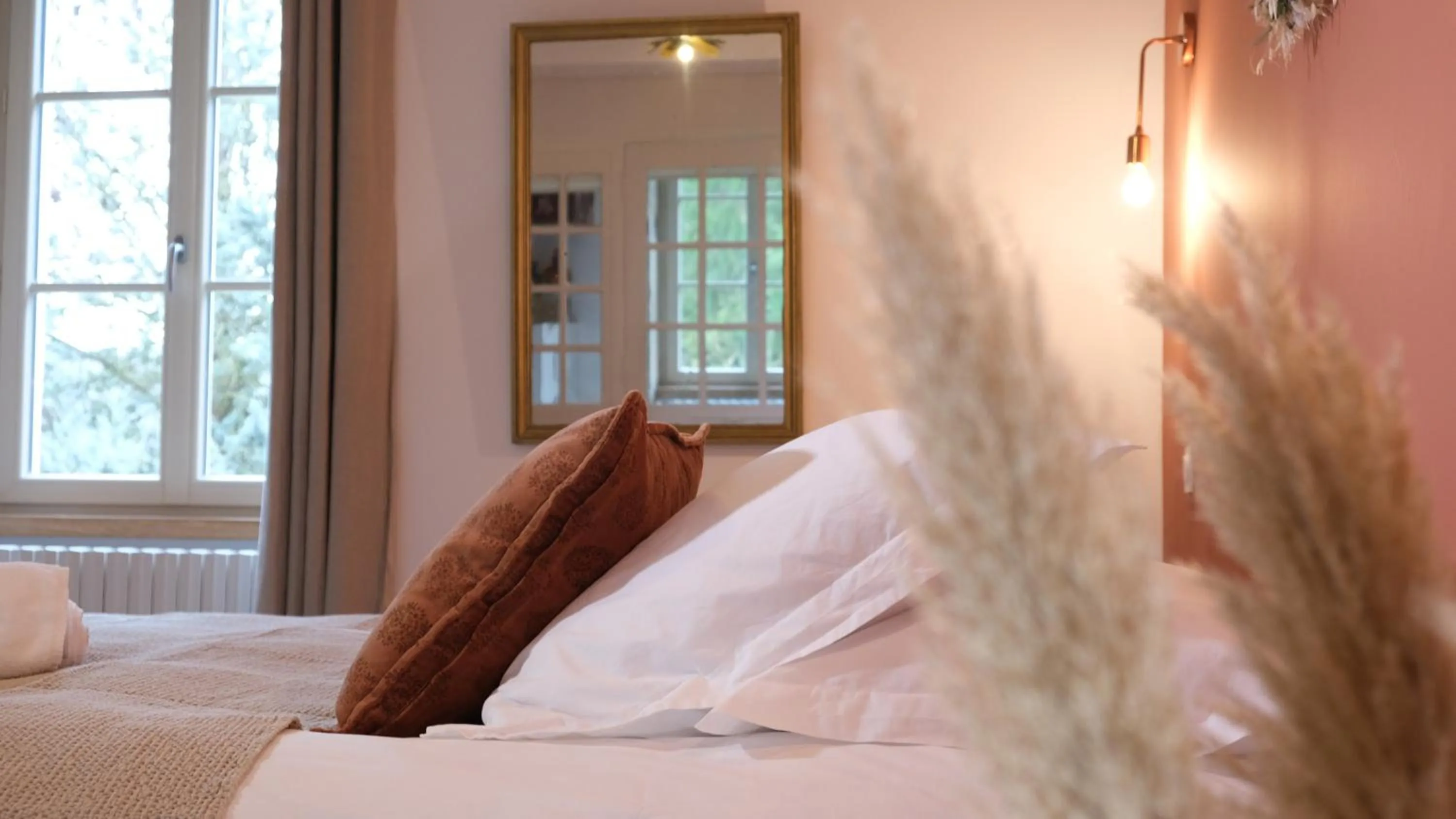 Photo of the whole room, Bed in Tomette Singulière