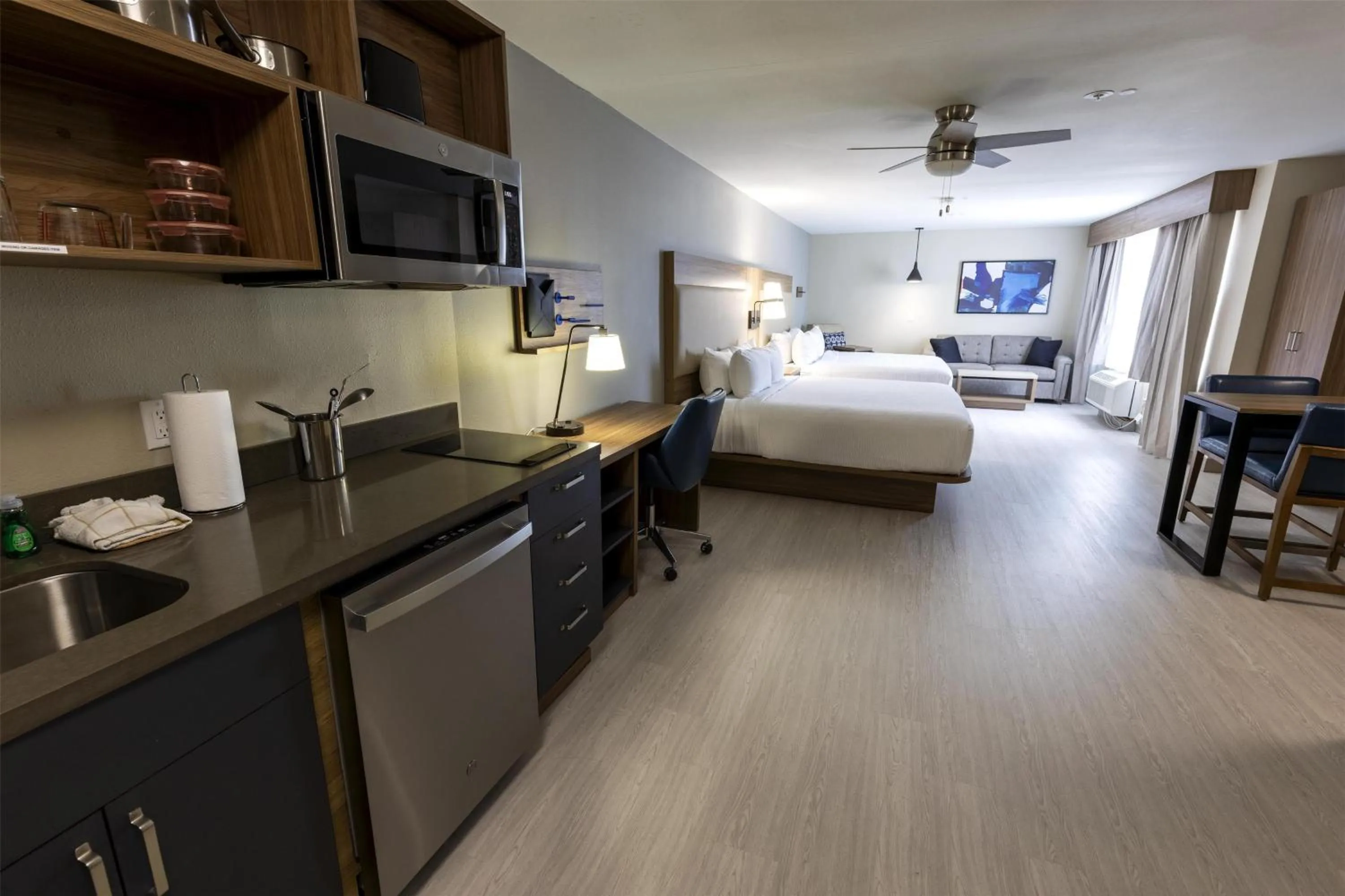 Photo of the whole room, Bed in Sonesta ES Suites Lafayette Airport