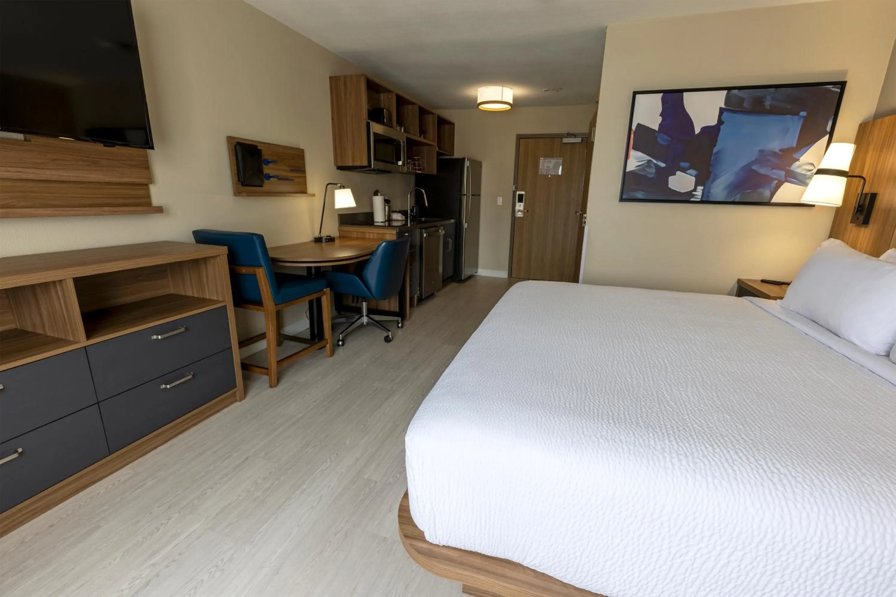 Communal lounge/ TV room, Bed in Sonesta ES Suites Lafayette Airport