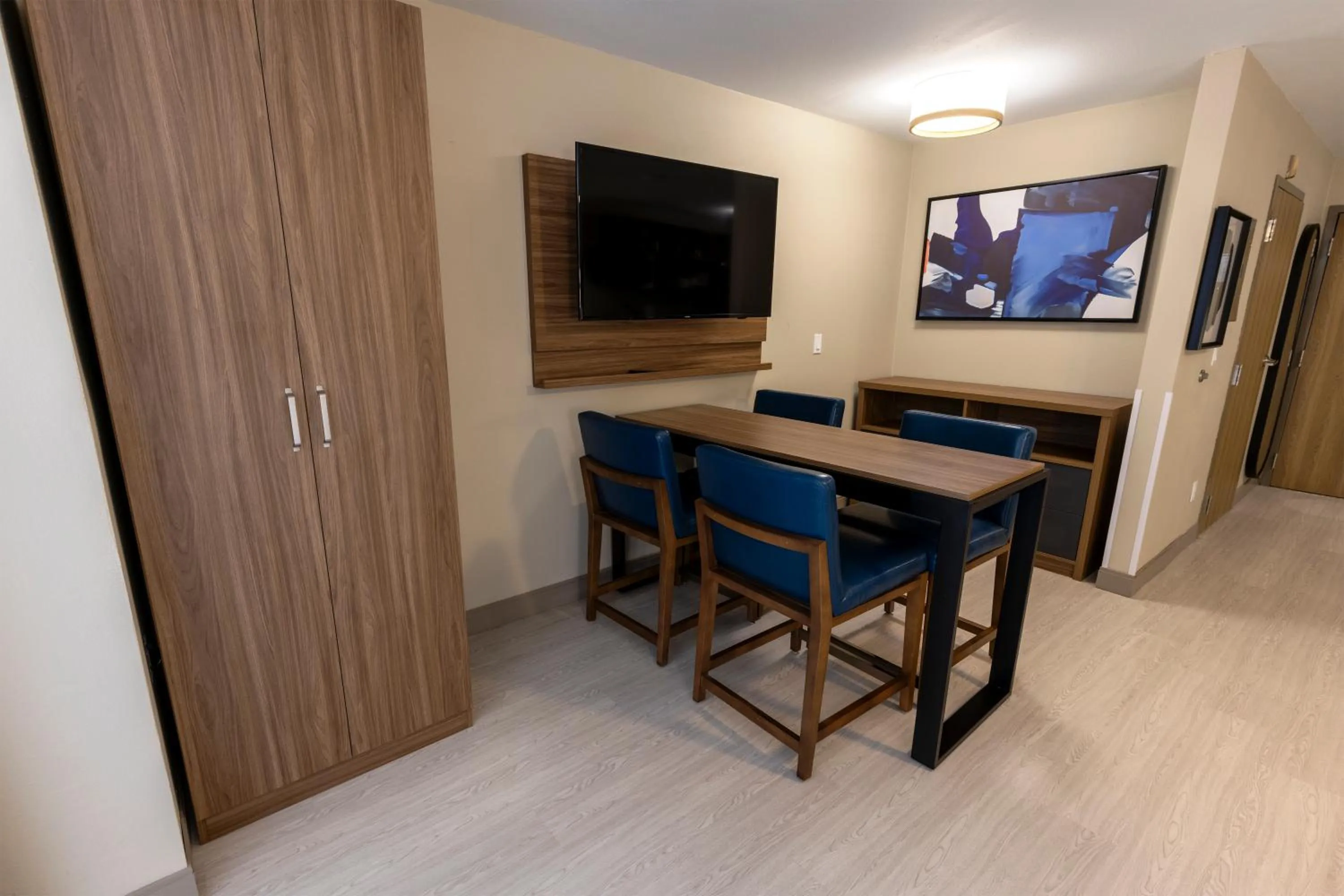 TV and multimedia in Sonesta ES Suites Lafayette Airport
