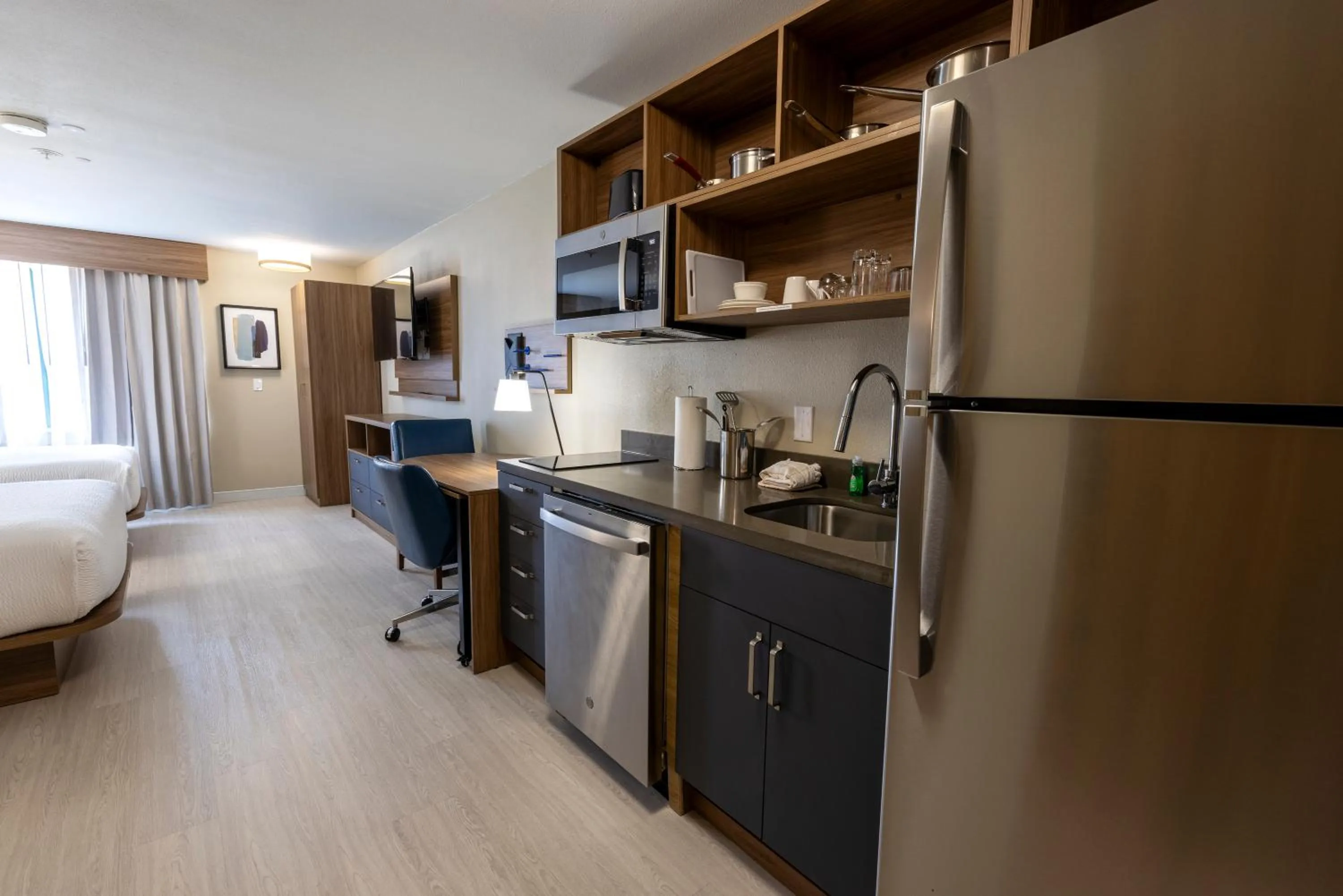 Kitchen or kitchenette, Bed in Sonesta ES Suites Lafayette Airport