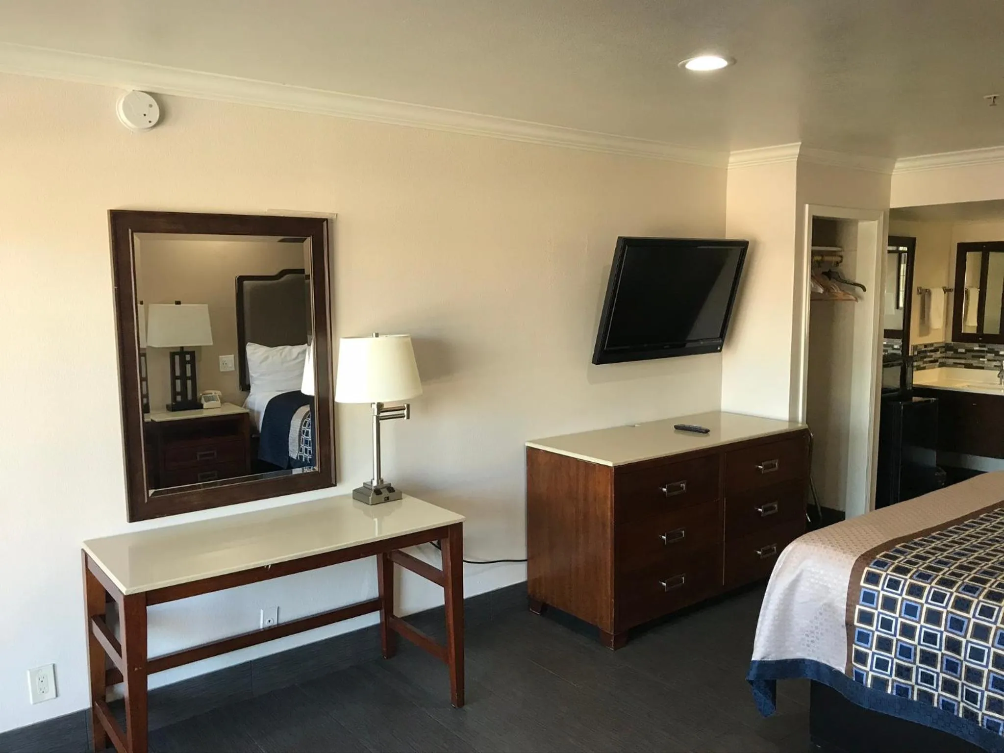 Bed in Economy Inn LAX Inglewood