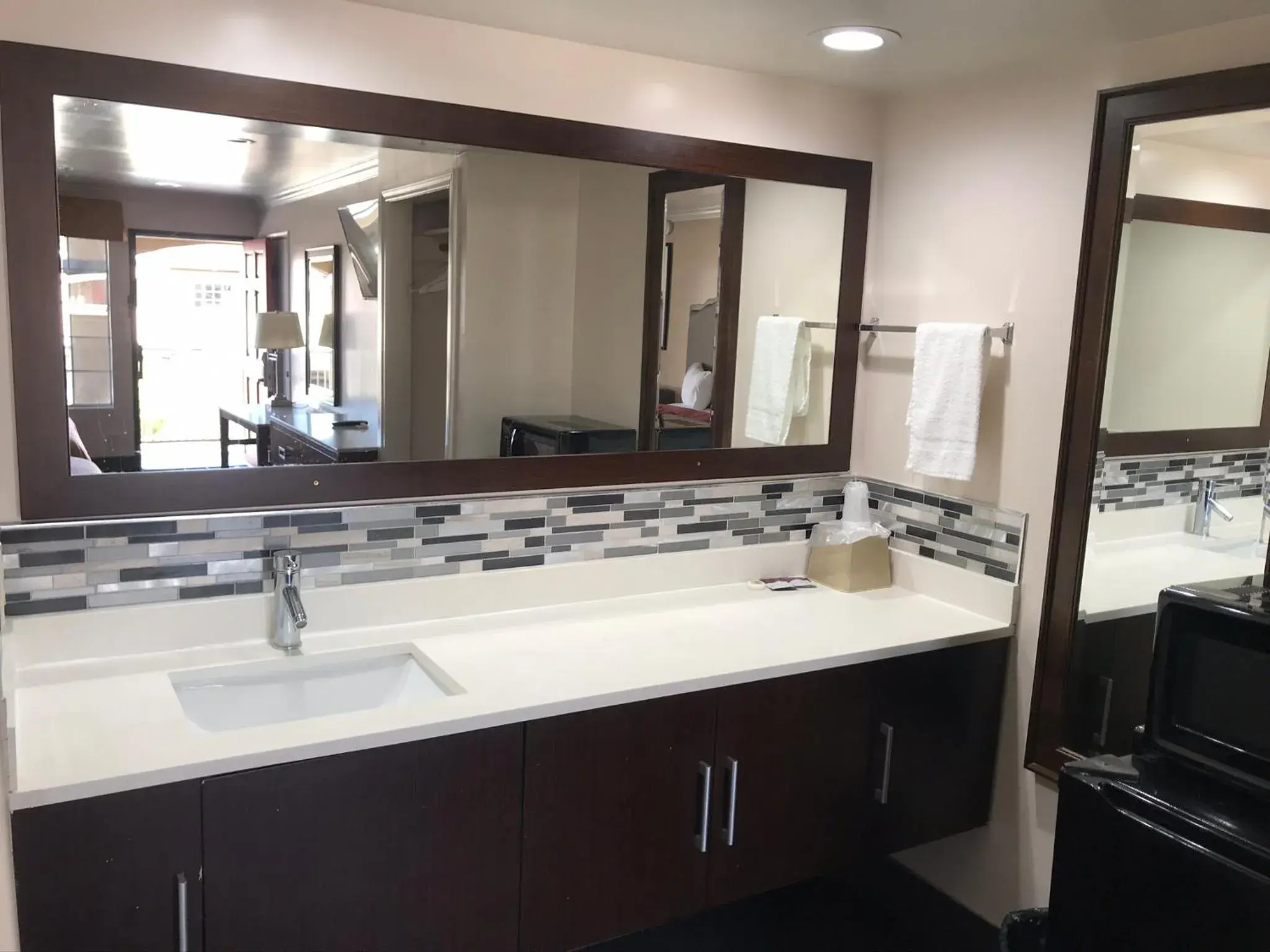 Bathroom in Economy Inn LAX Inglewood