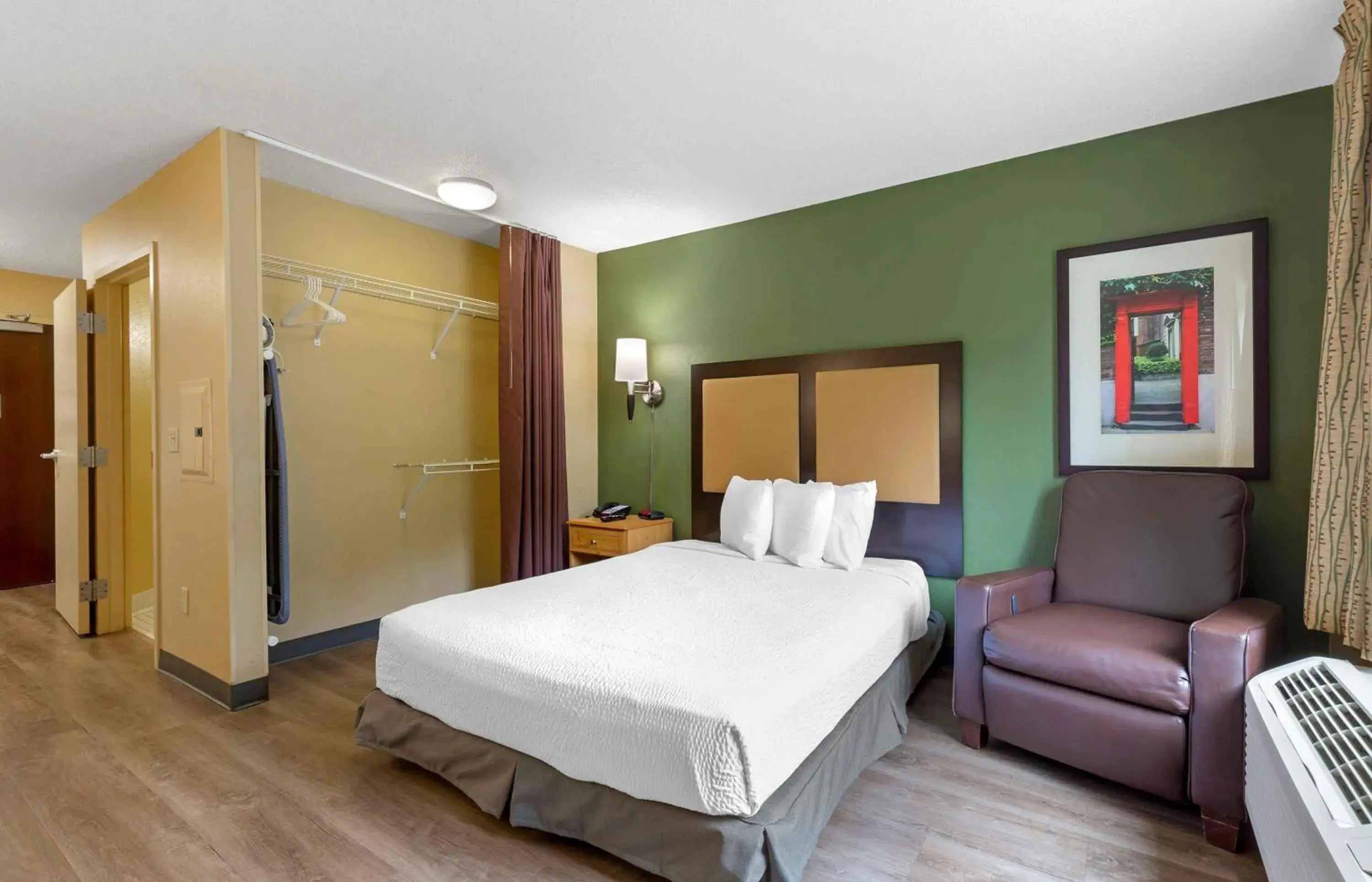 Bedroom, Bed in Extended Stay America Suites - Columbia - Laurel - Ft Meade Bedroom, Bed in Extended Stay America Suites - Columbia - Laurel - Ft Meade