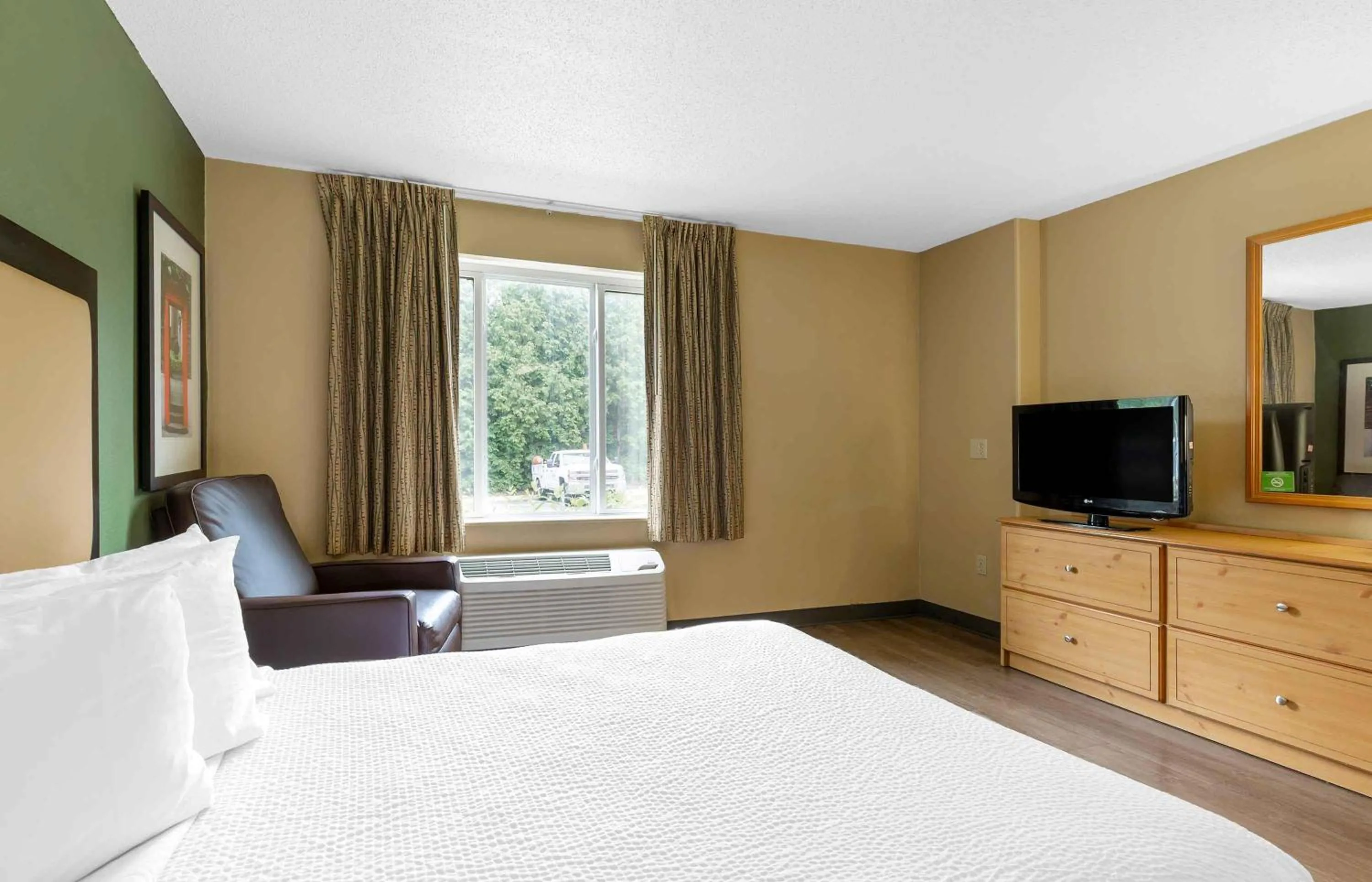 Bedroom, Bed in Extended Stay America Suites - Columbia - Laurel - Ft Meade