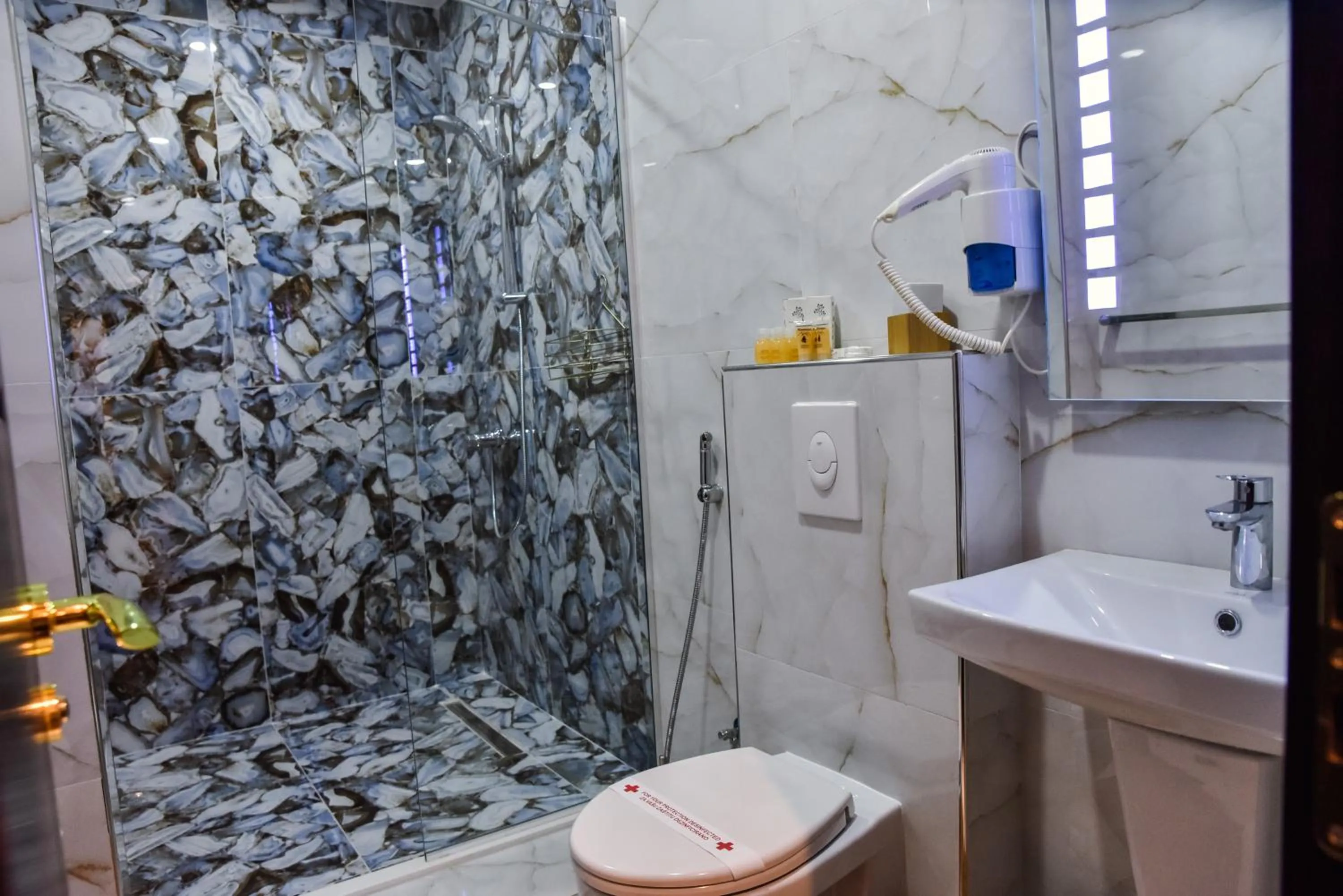 Shower in Padam Hotel & SPA