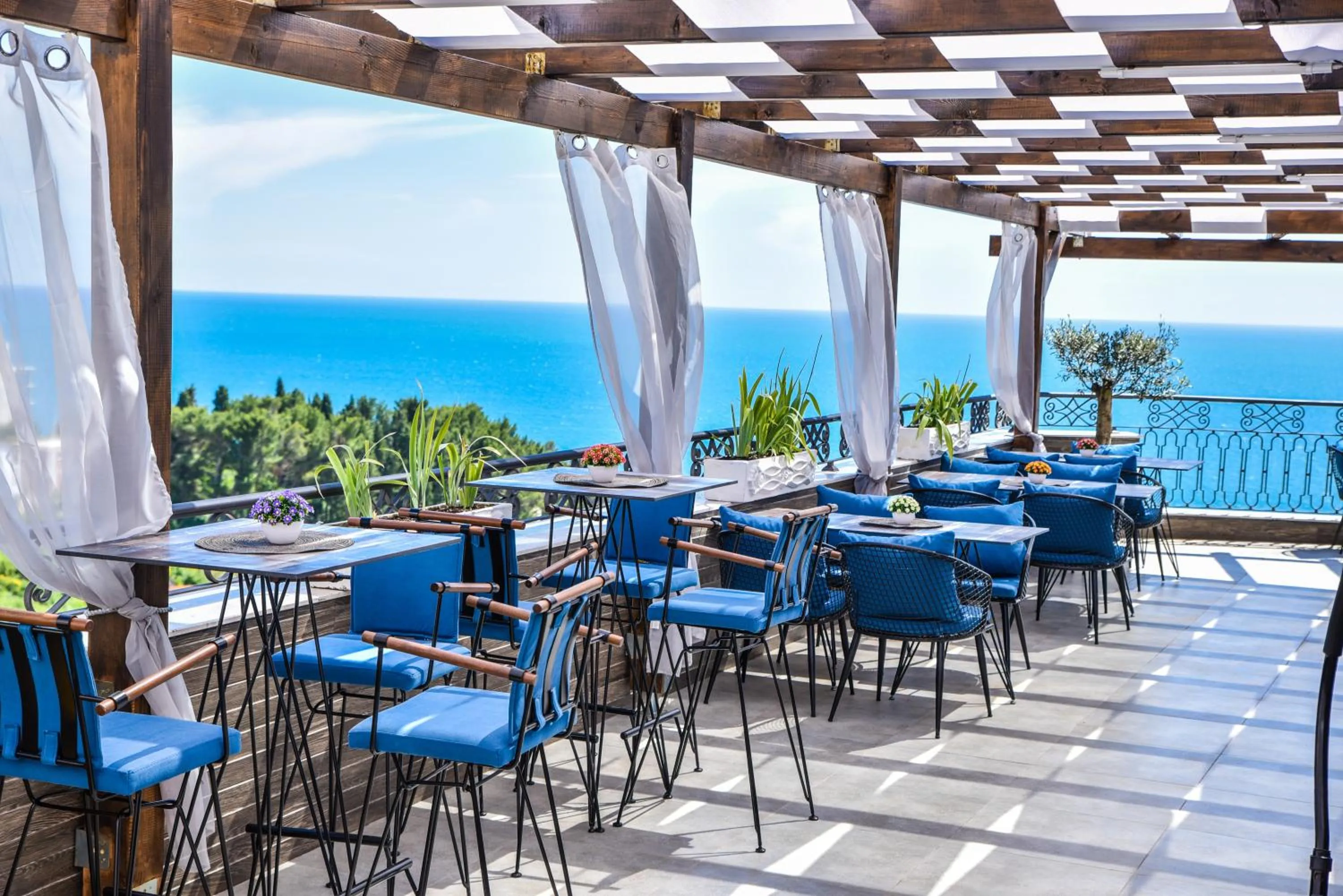 Restaurant/places to eat in Padam Hotel & SPA