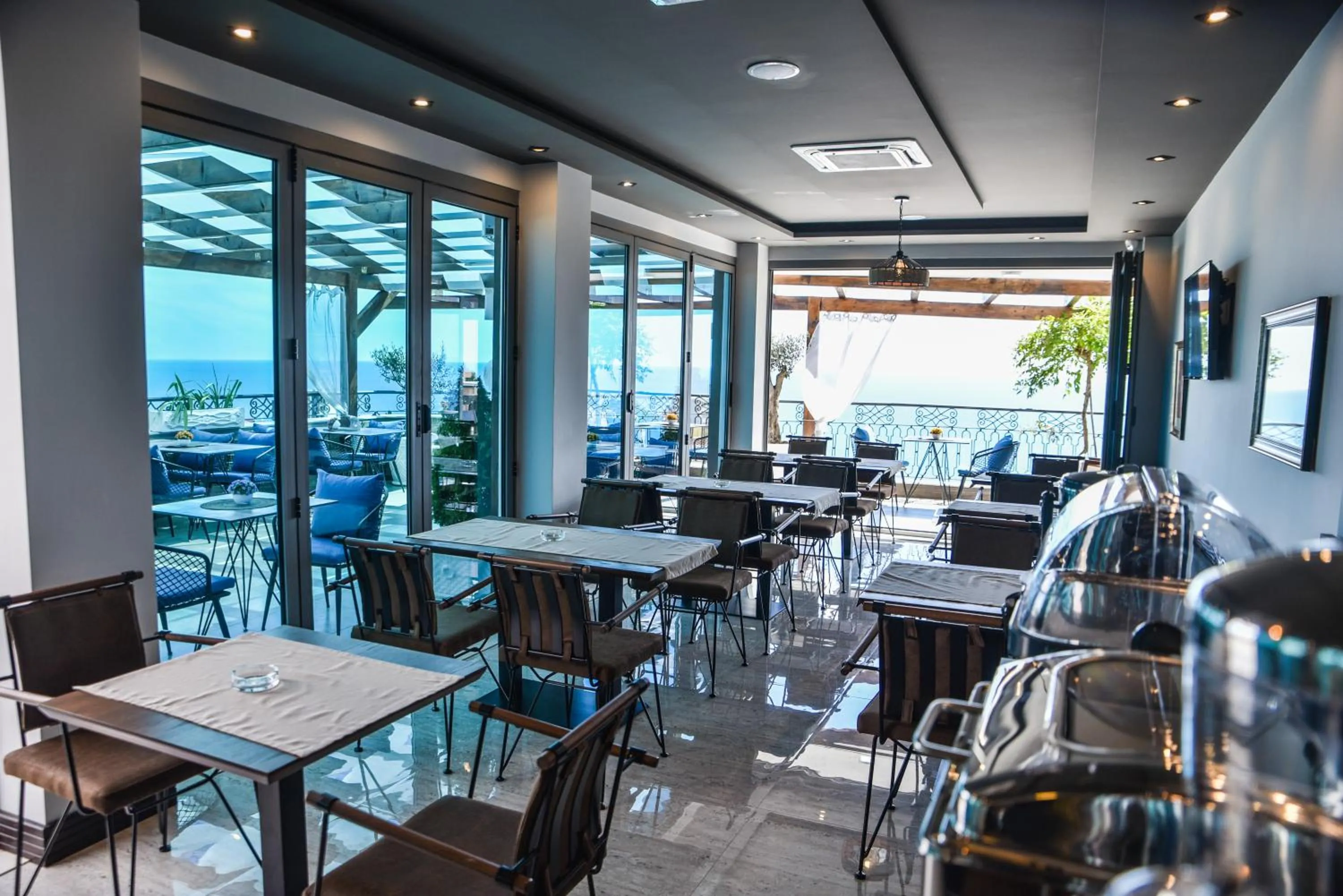 Restaurant/places to eat in Padam Hotel & SPA