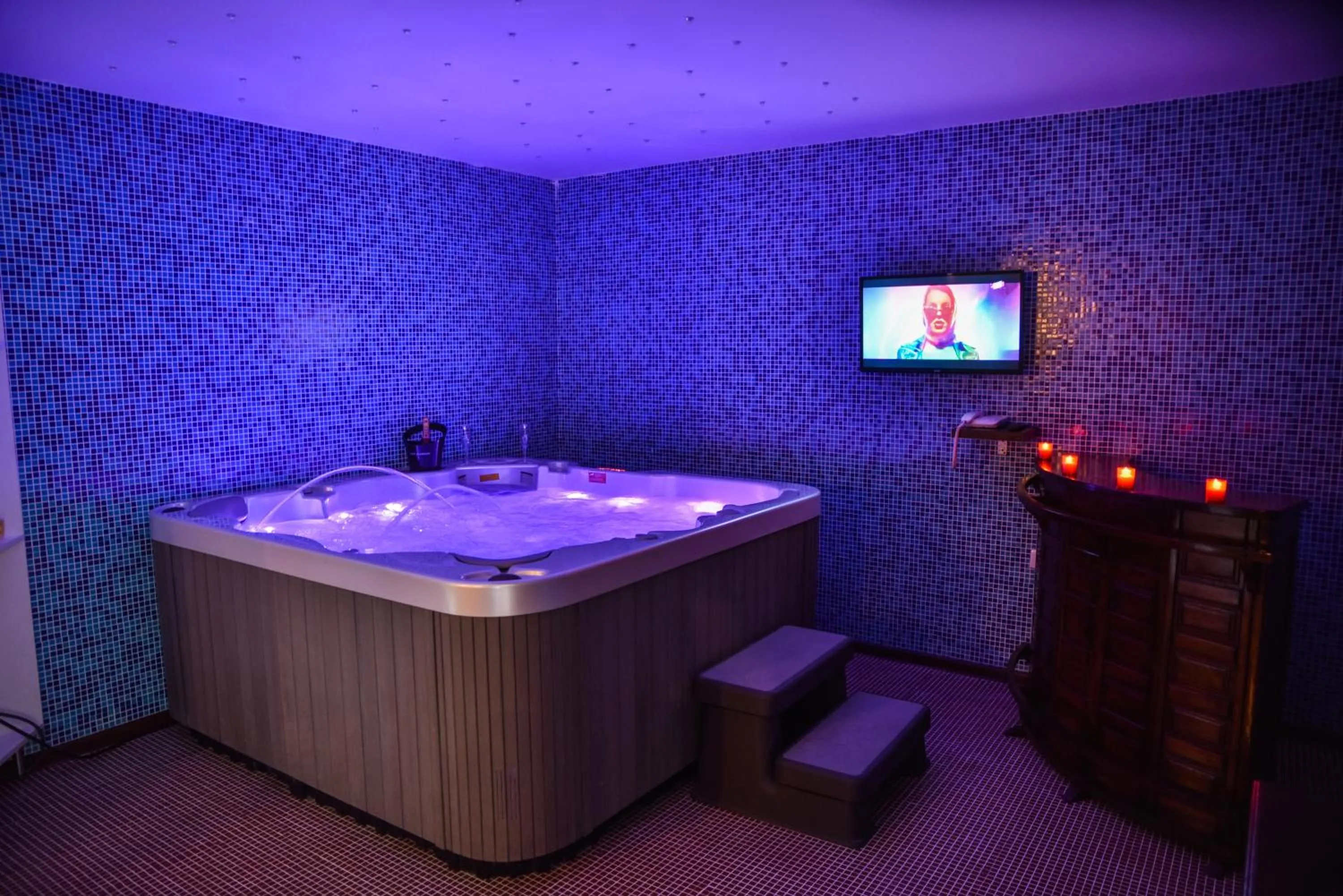 Hot Tub in Padam Hotel & SPA
