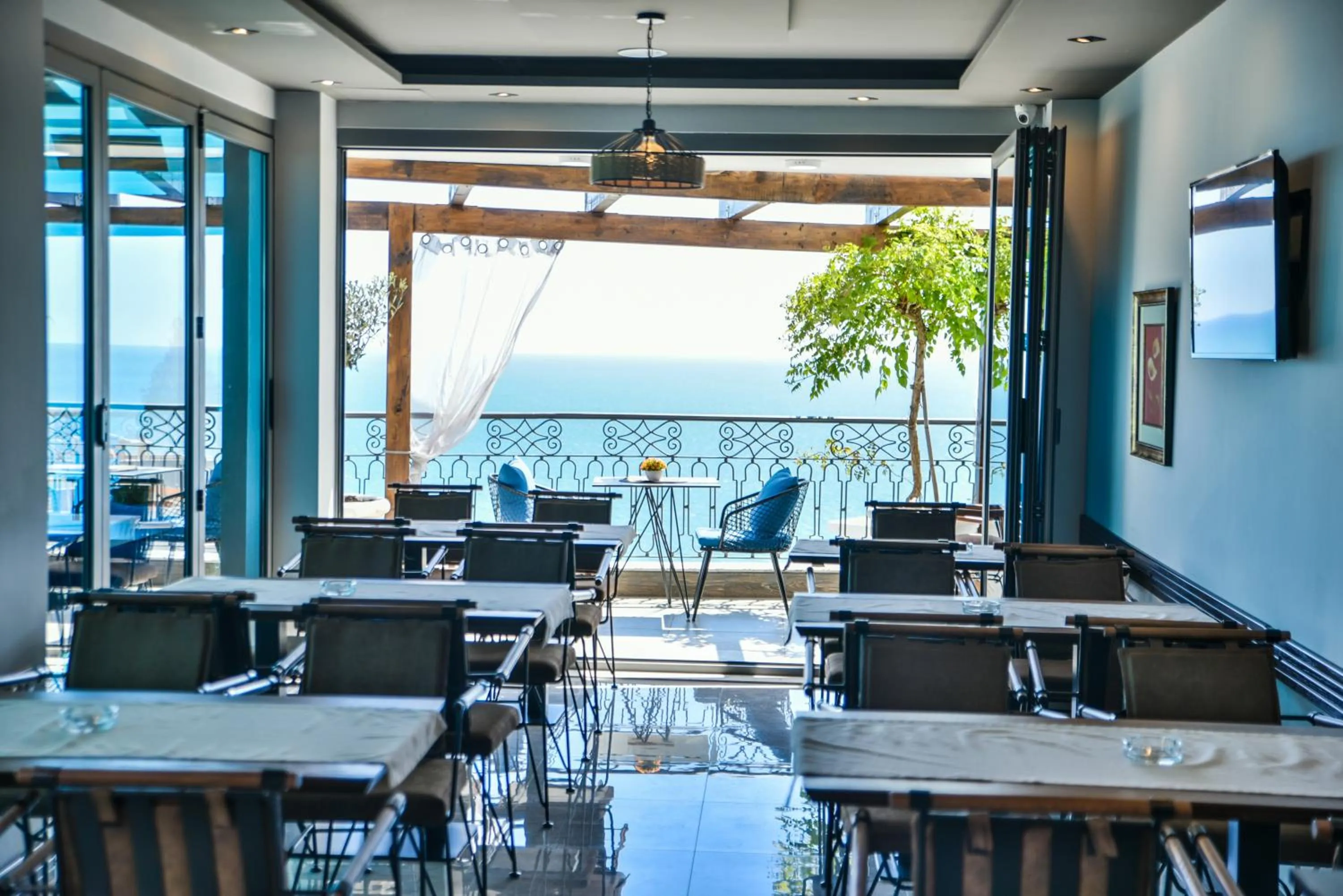 Restaurant/places to eat in Padam Hotel & SPA