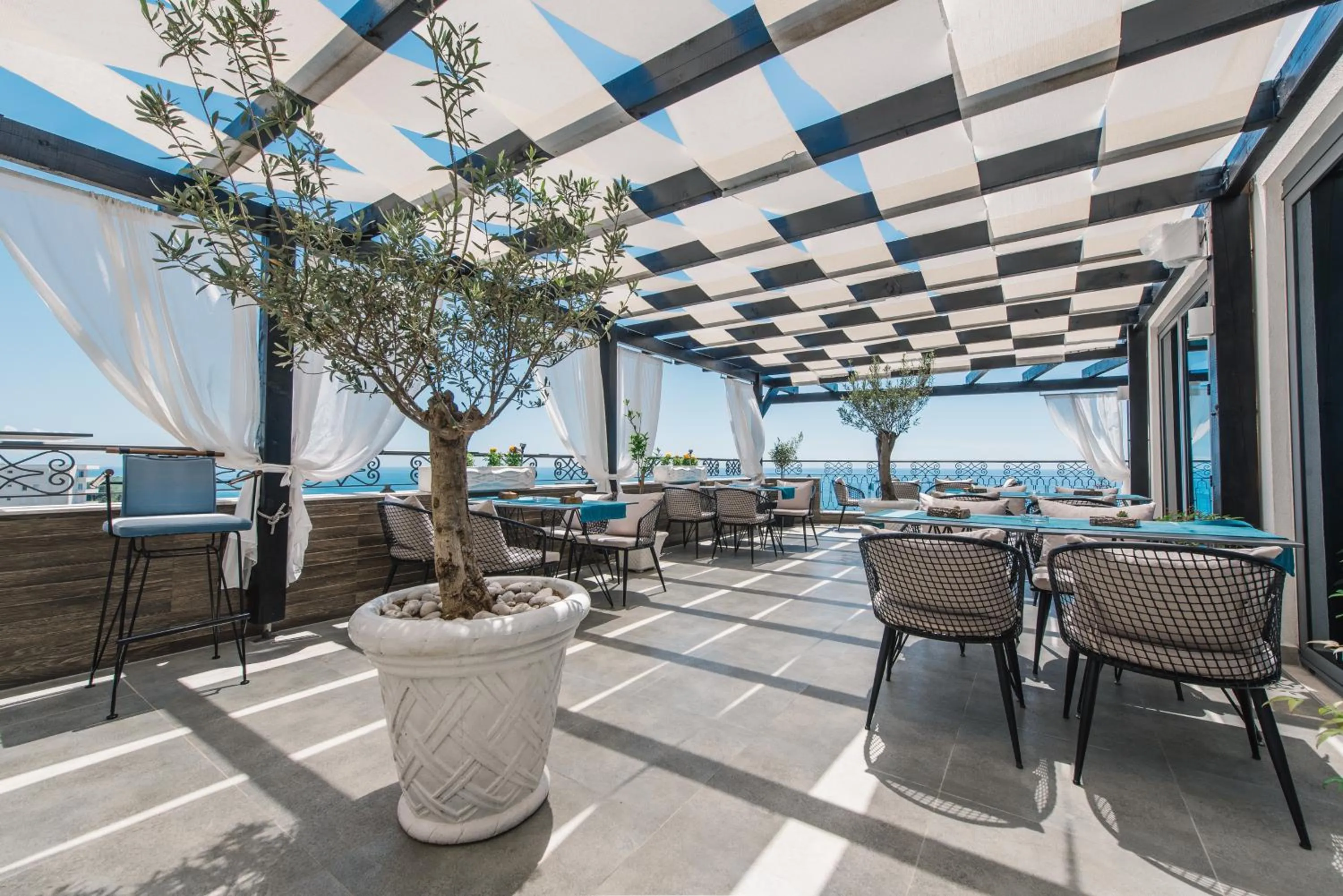 Restaurant/places to eat in Padam Hotel & SPA