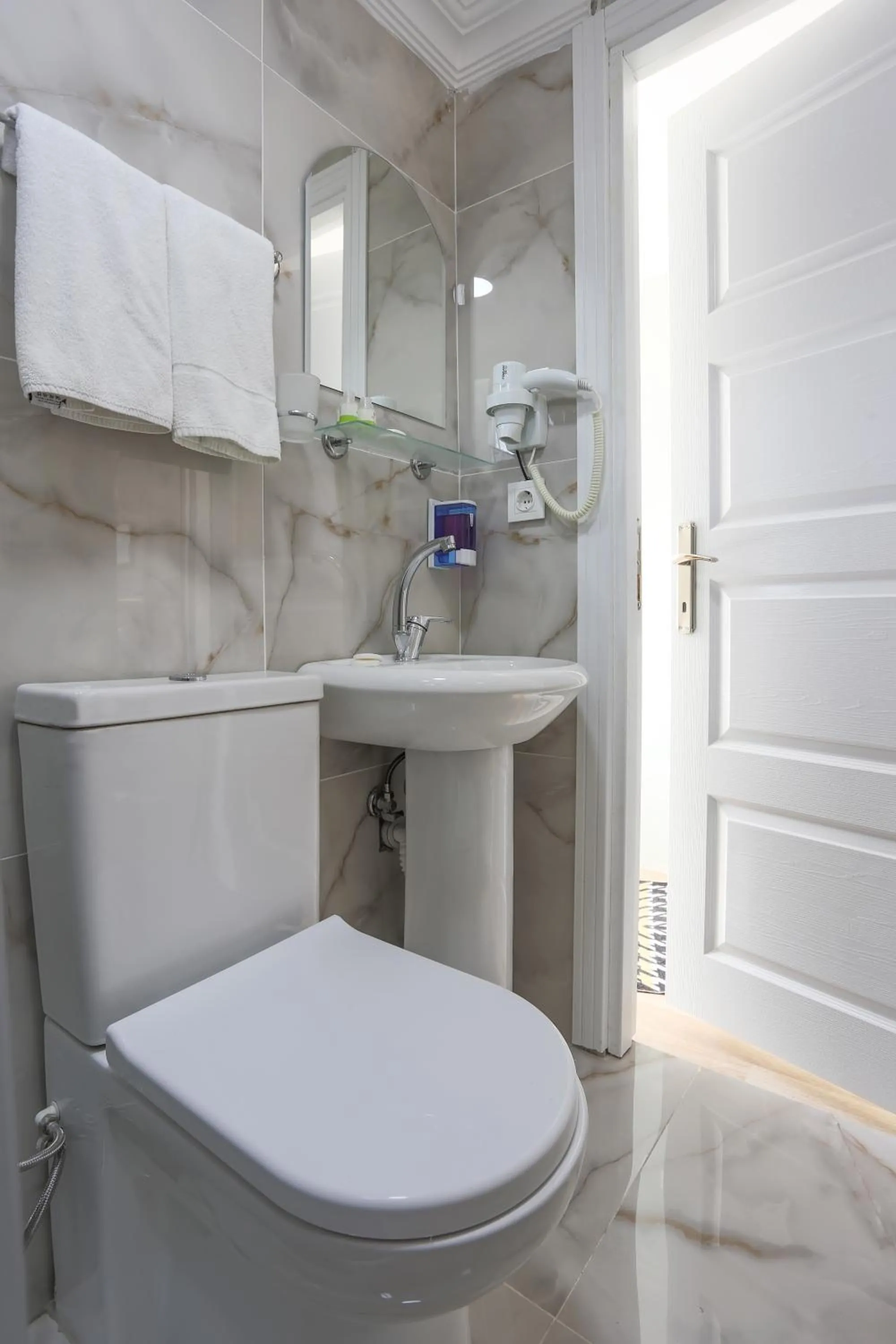 Toilet in Sofia Corner Hotel