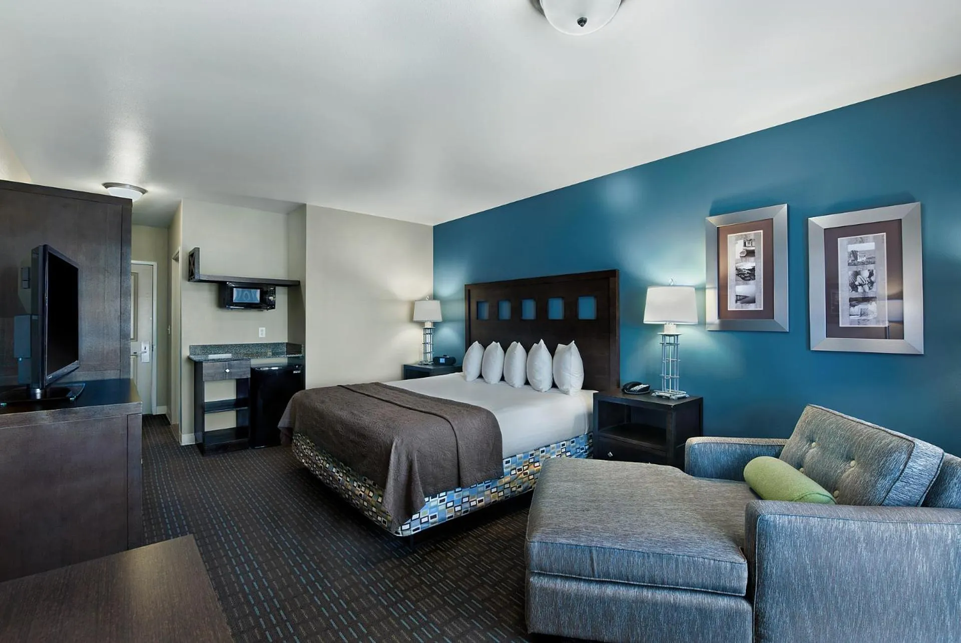 Bed in Oxford Suites Silverdale