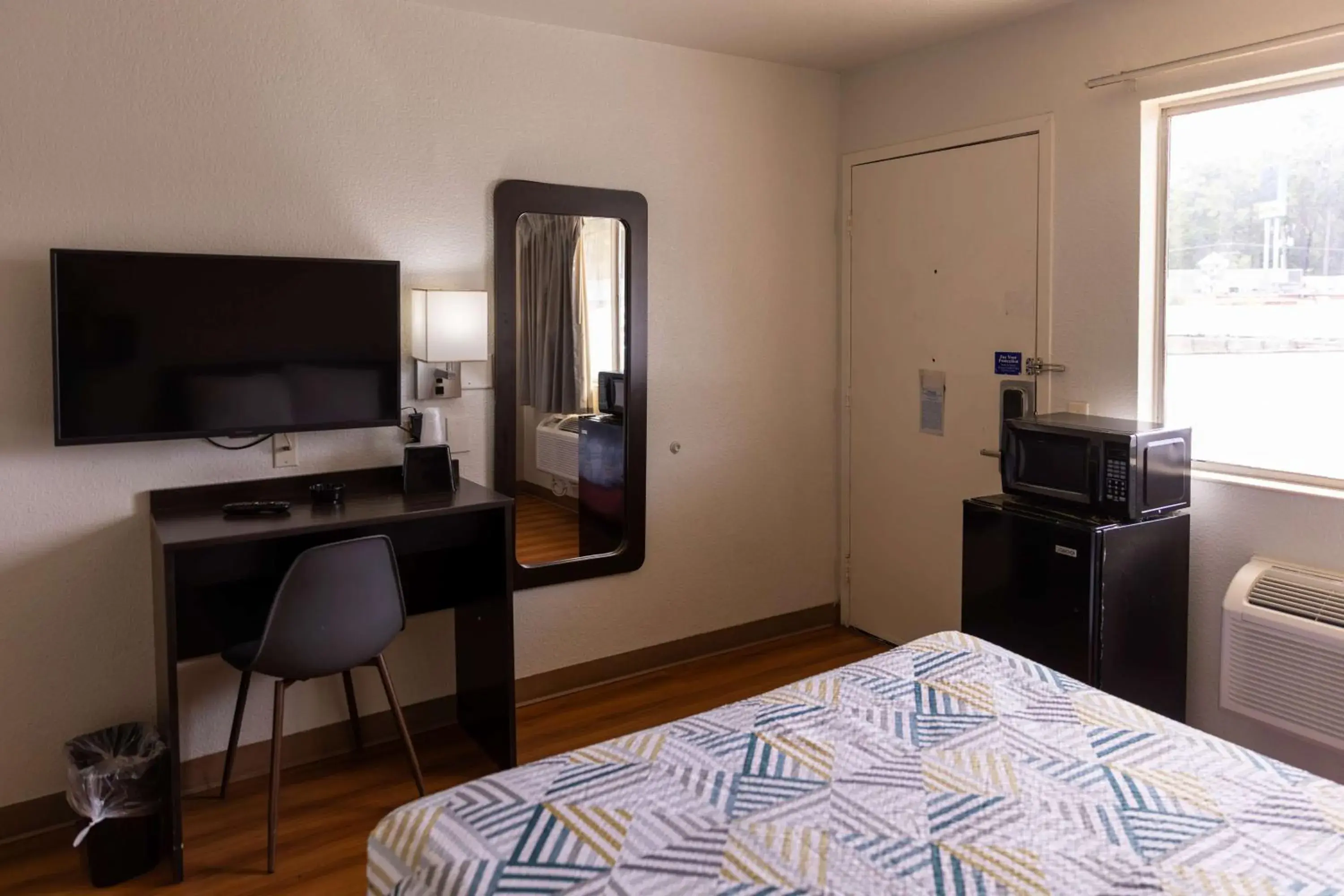 Bedroom, Bed in Motel 6-Lufkin, TX Bedroom, Bed in Motel 6-Lufkin, TX