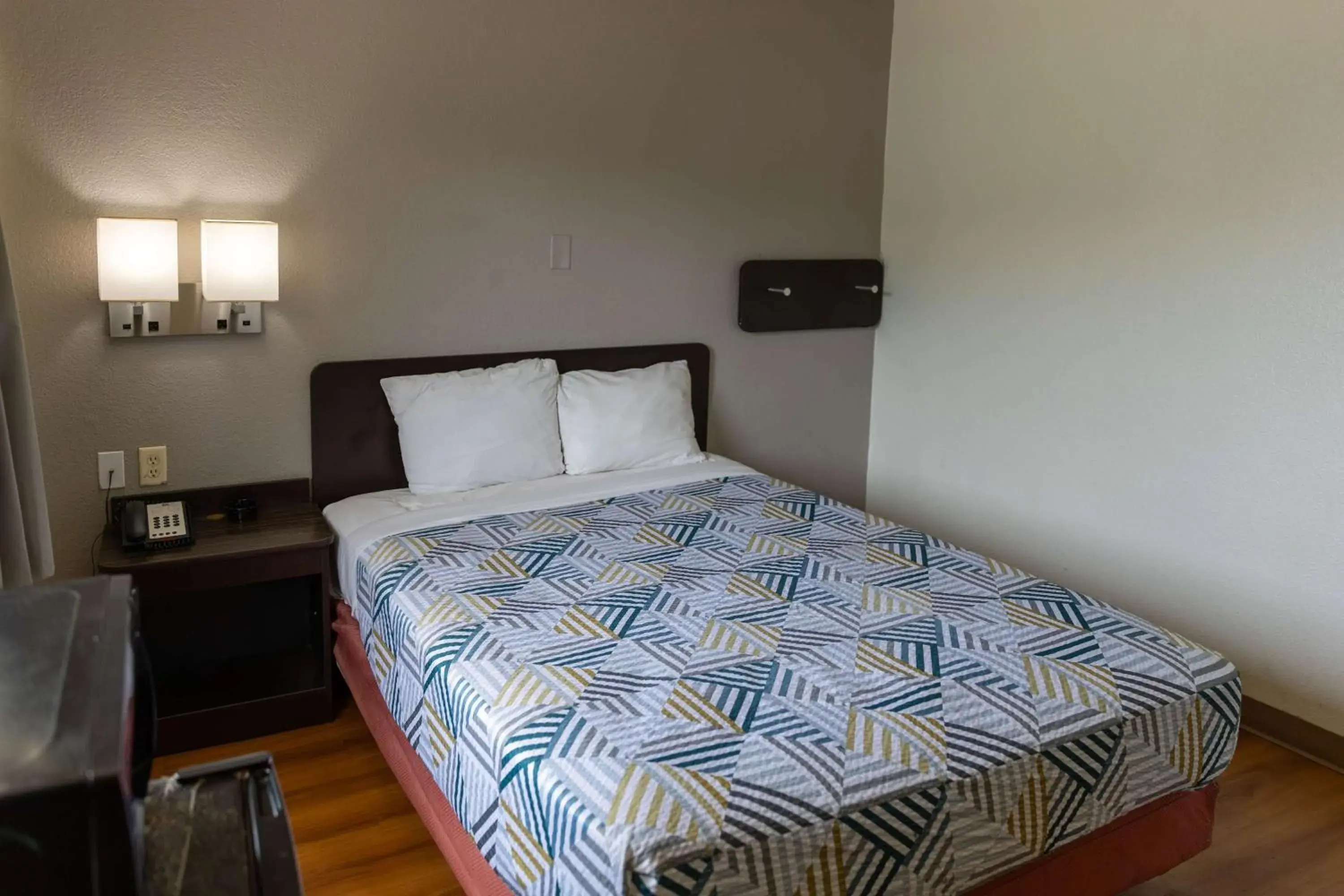 Bedroom, Bed in Motel 6-Lufkin, TX Bedroom, Bed in Motel 6-Lufkin, TX