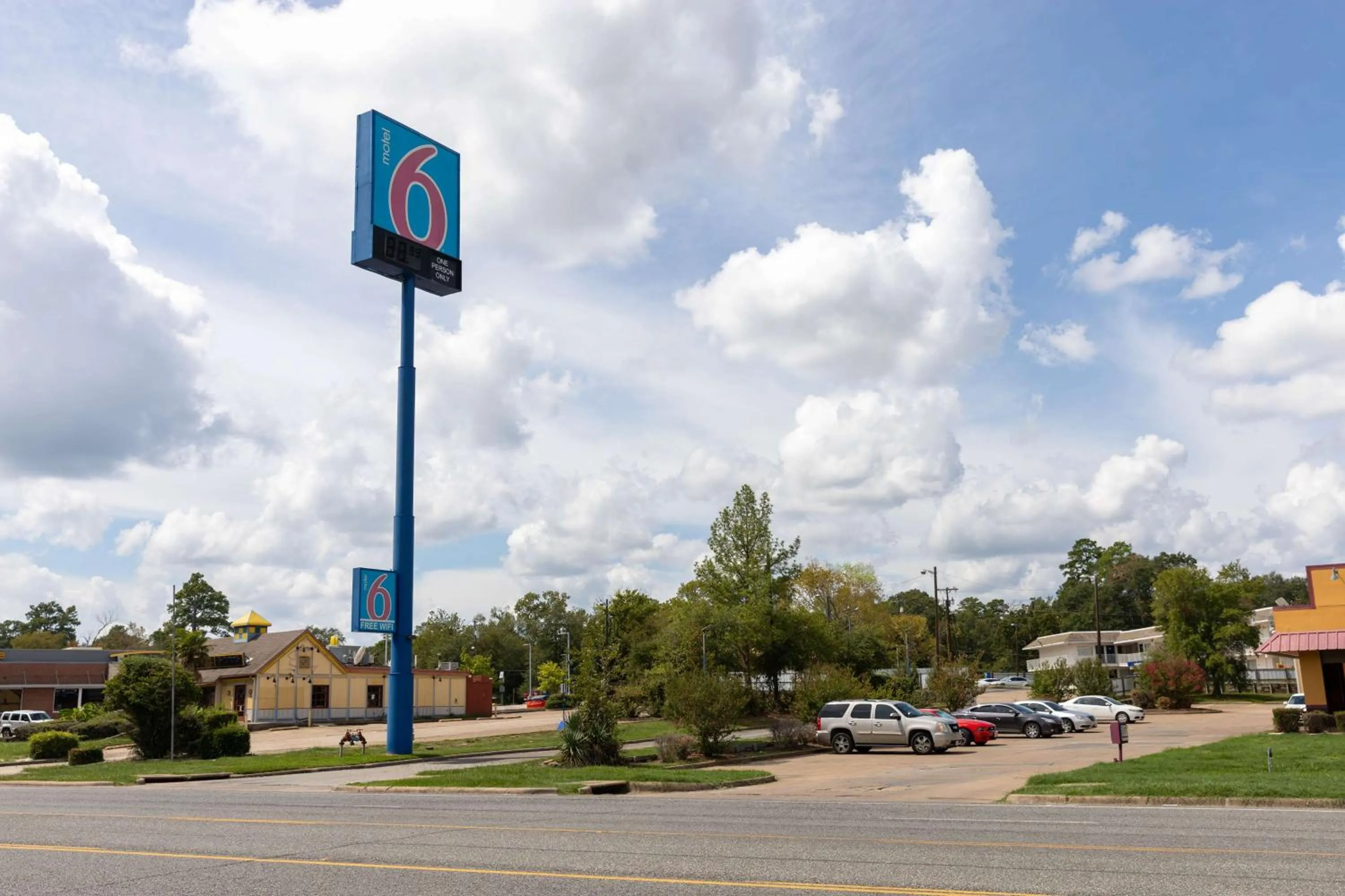 Property building in Motel 6-Lufkin, TX