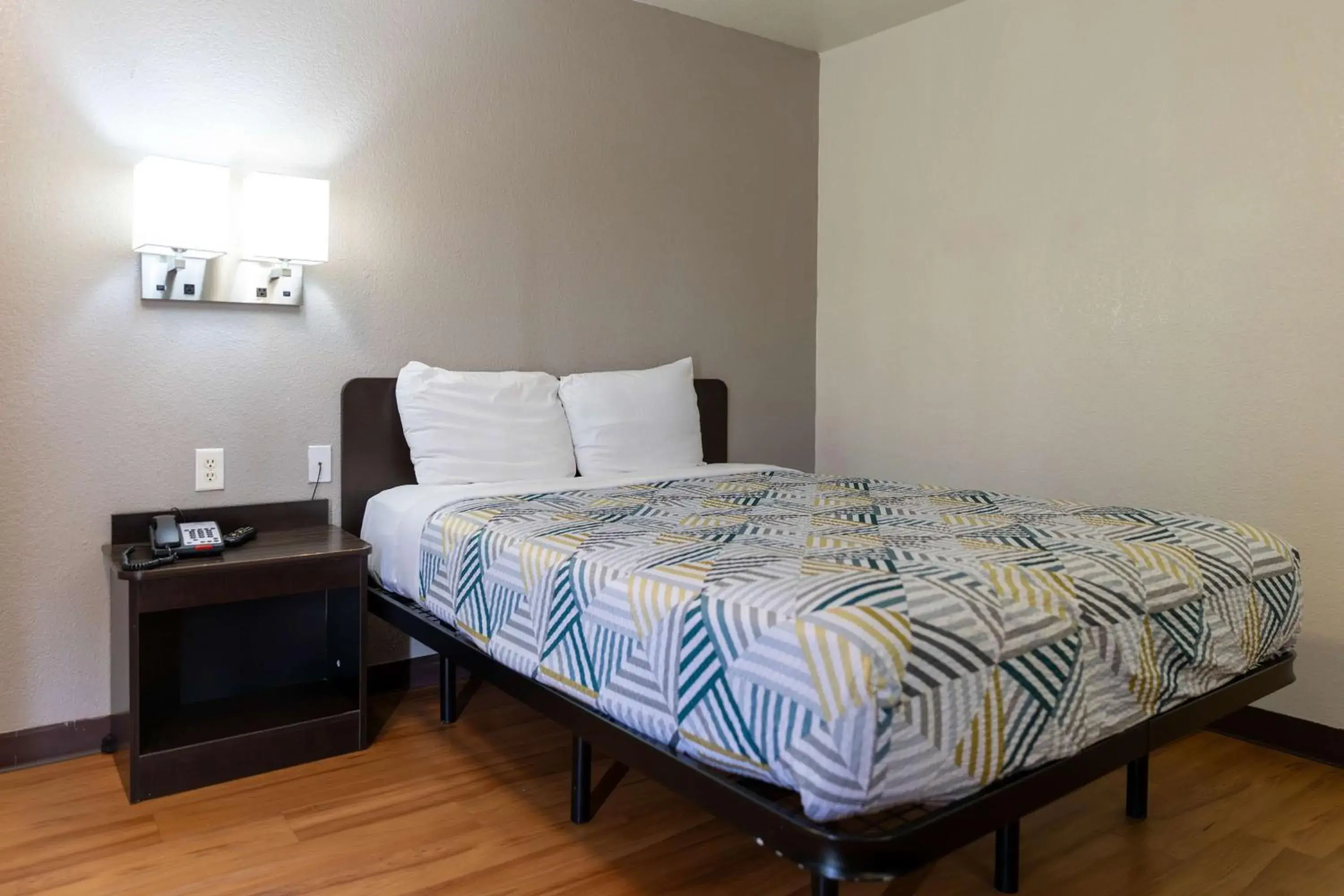 Bedroom, Bed in Motel 6-Lufkin, TX Bedroom, Bed in Motel 6-Lufkin, TX