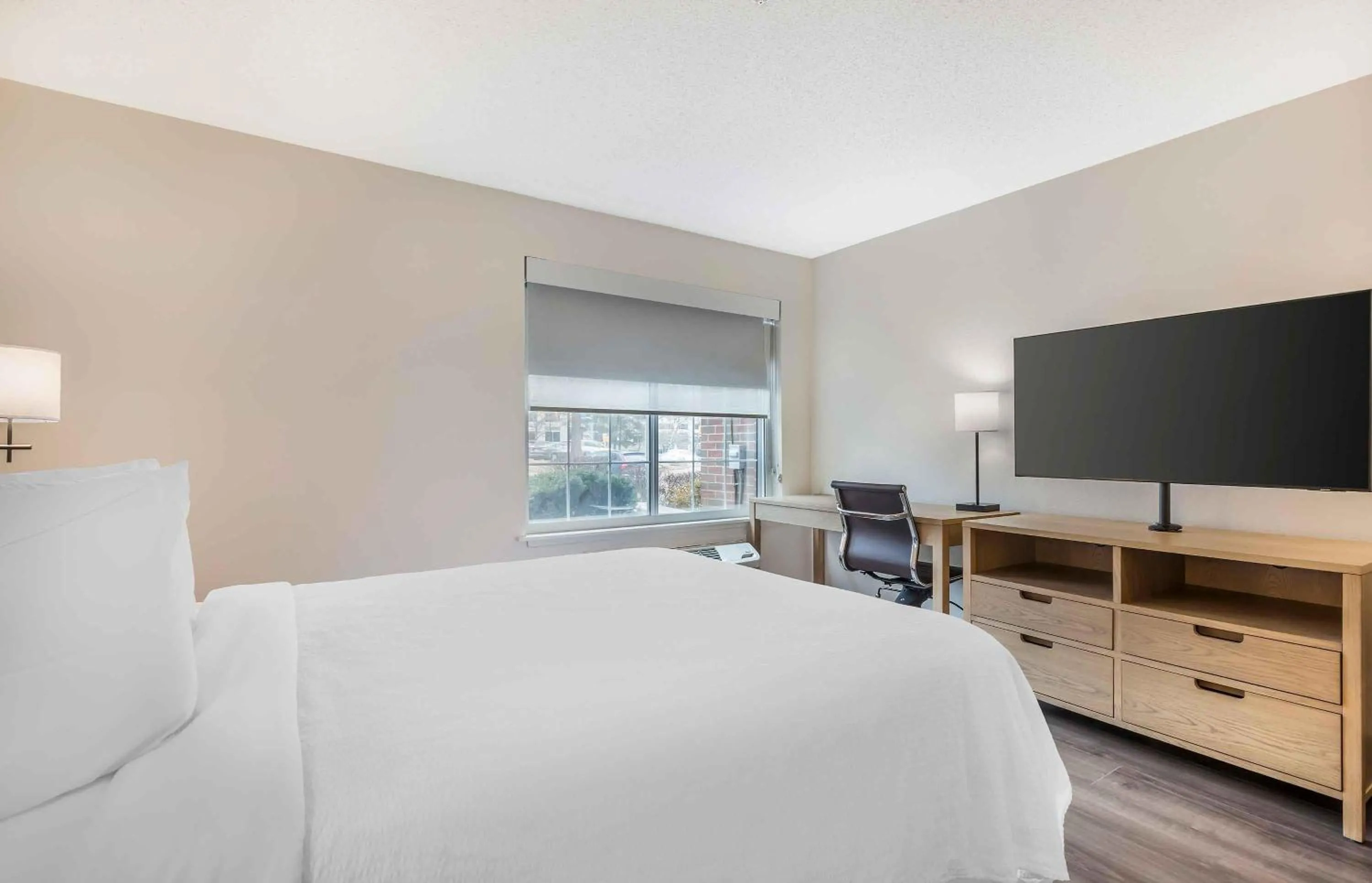 Bedroom, Bed in Extended Stay America Suites - Washington, DC - Fairfax - Fair Oaks Mall
