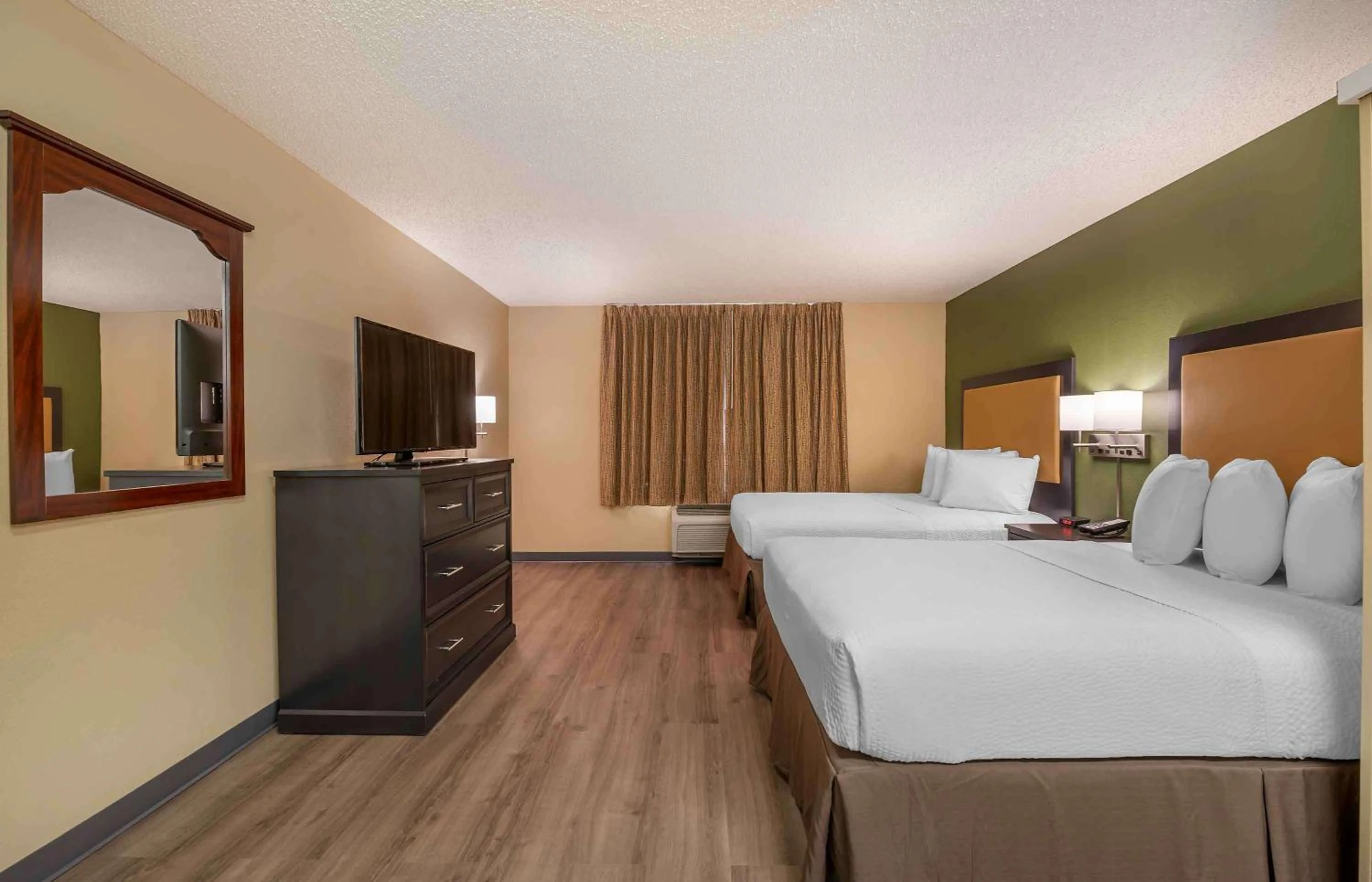 Bedroom, Bed in Extended Stay America Suites - Merrillville - US Rte 30