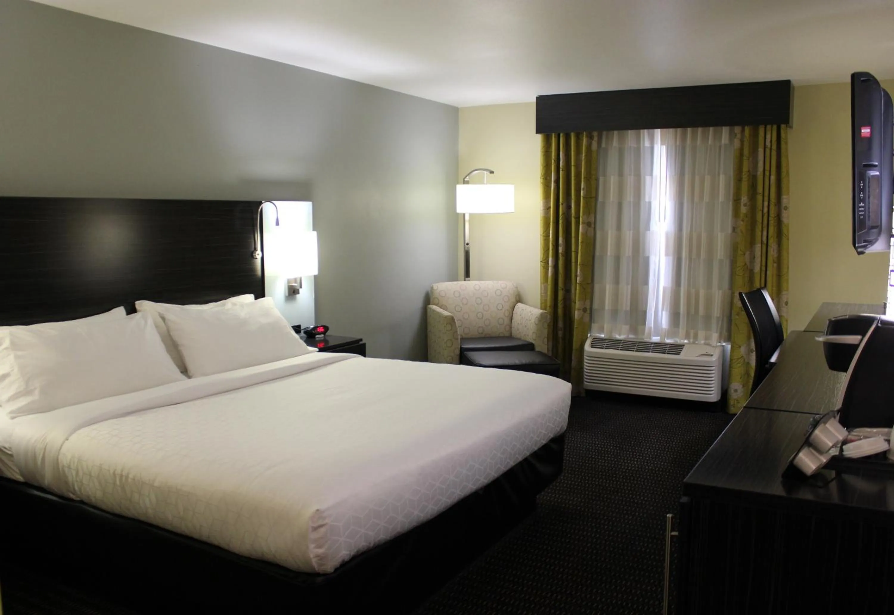 Photo of the whole room, Bed in Holiday Inn Express & Suites Marion Northeast by IHG