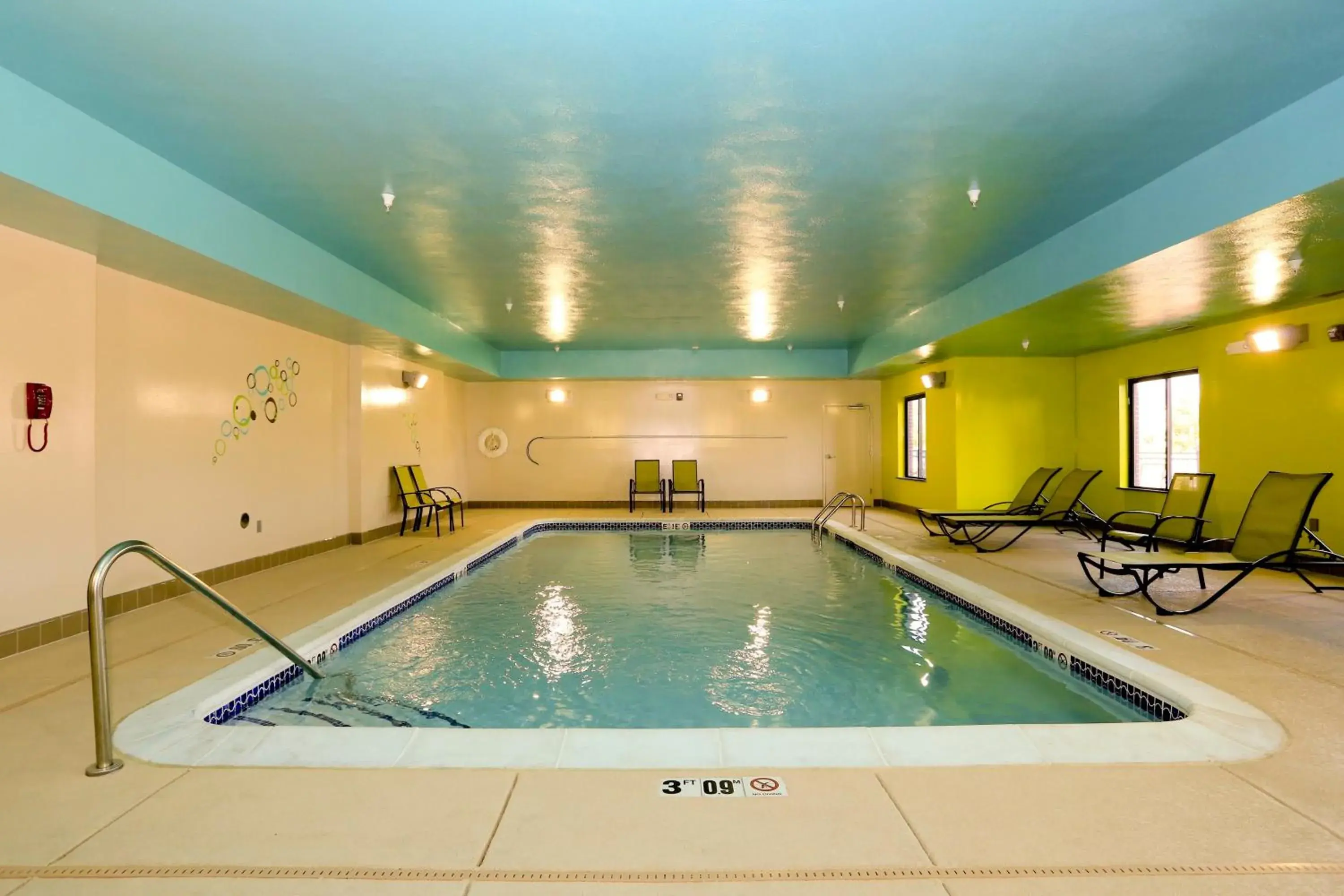 Swimming pool in Holiday Inn Express & Suites Marion Northeast by IHG Swimming pool in Holiday Inn Express & Suites Marion Northeast by IHG