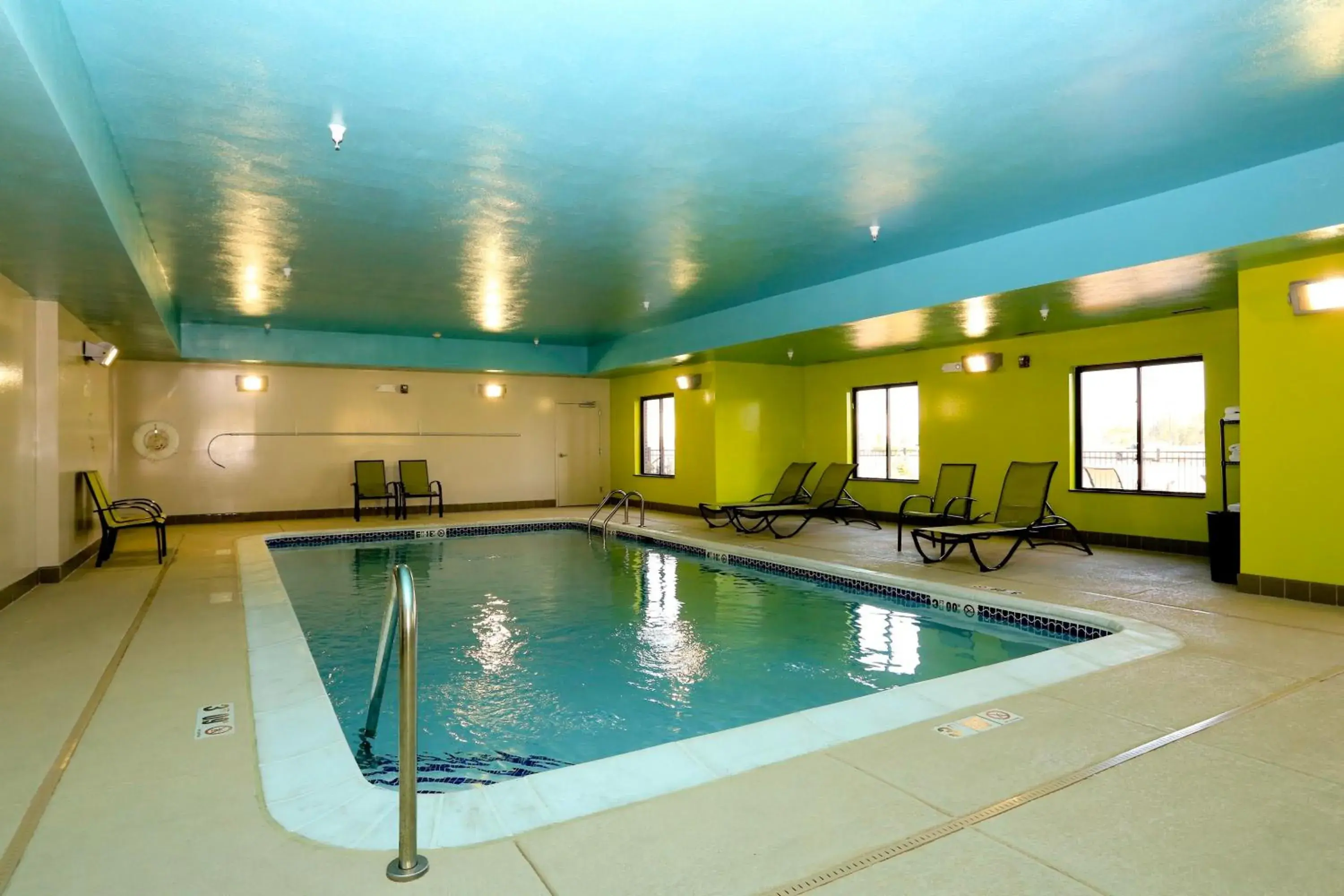 Swimming pool in Holiday Inn Express & Suites Marion Northeast by IHG Swimming pool in Holiday Inn Express & Suites Marion Northeast by IHG