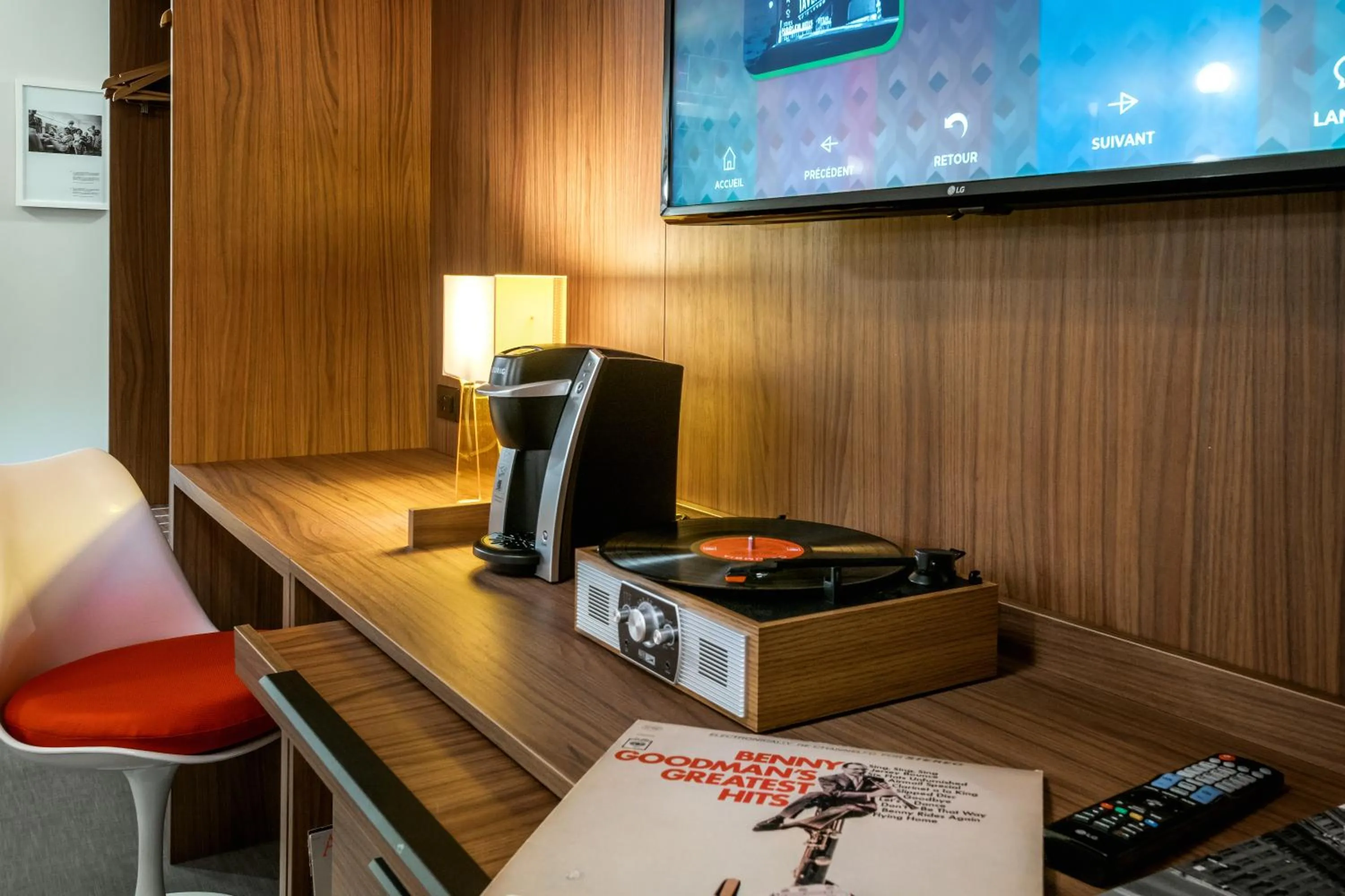 TV and multimedia in Hôtel Uville Montréal