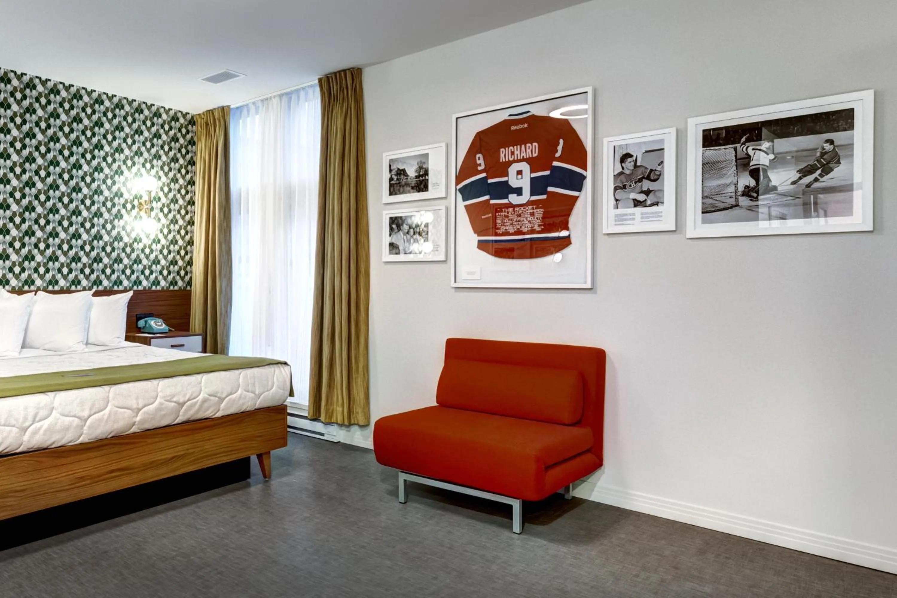 Decorative detail, Bed in Hôtel Uville Montréal